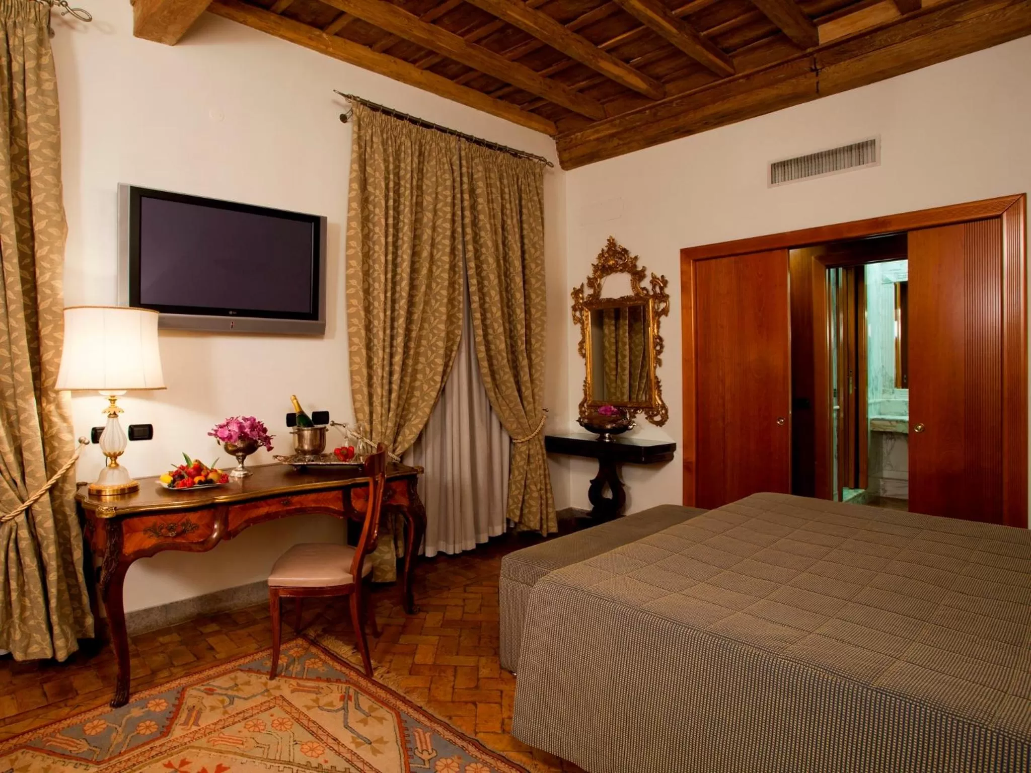 TV and multimedia, Bed in Hotel Valadier