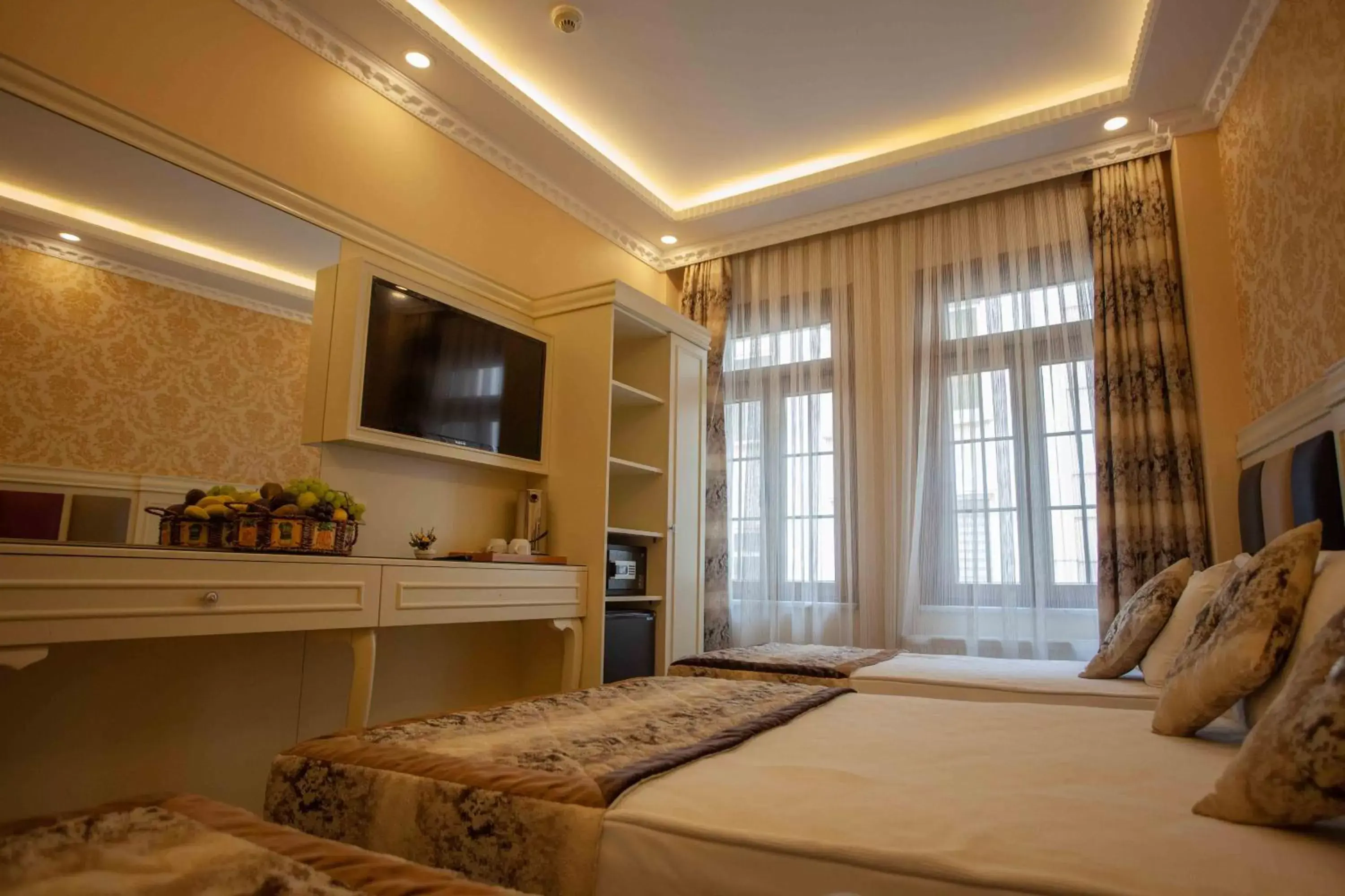 Bed, TV/Entertainment Center in Best Nobel Hotel
