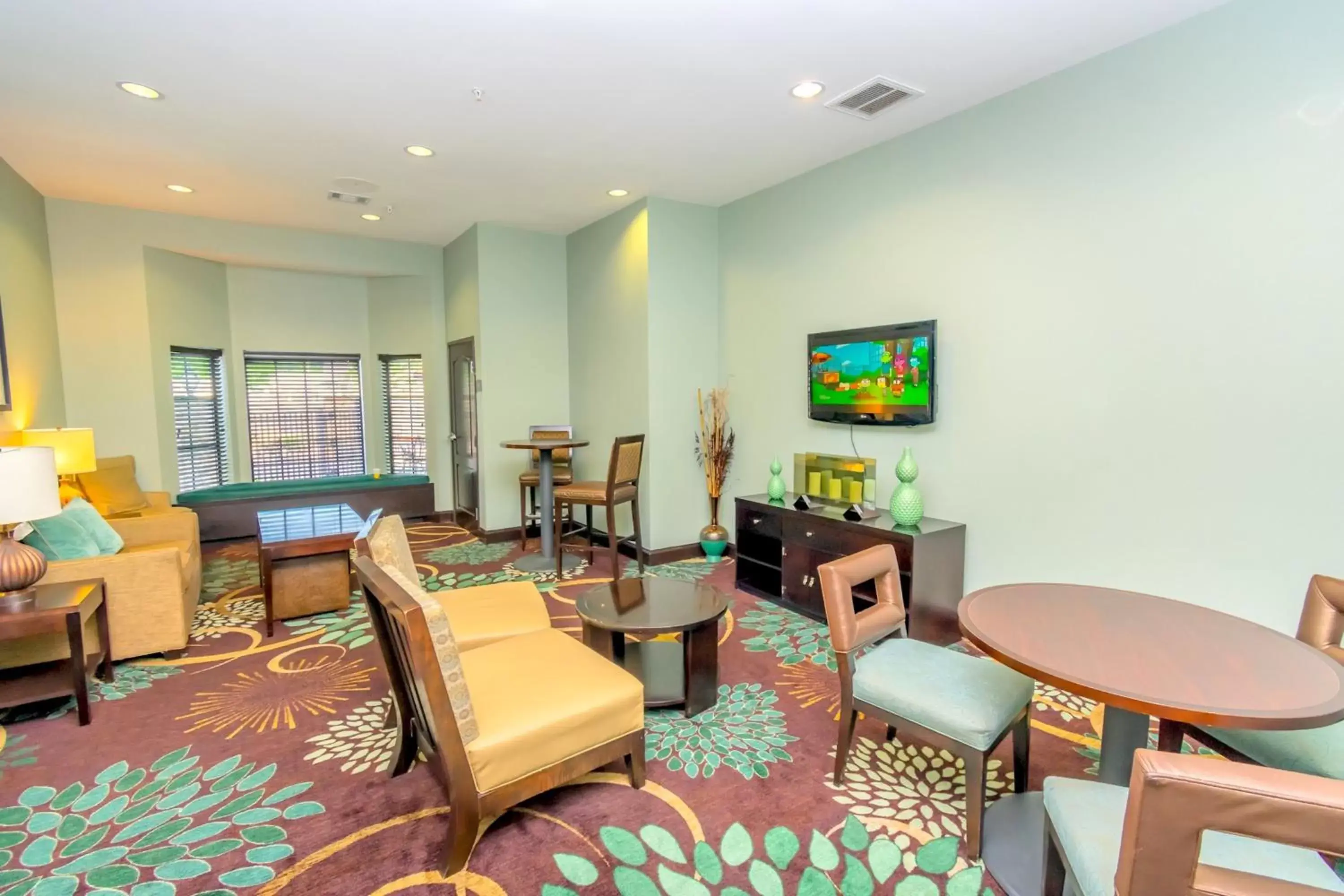 Breakfast, Seating Area in Staybridge Suites Houston - IAH Airport, an IHG Hotel