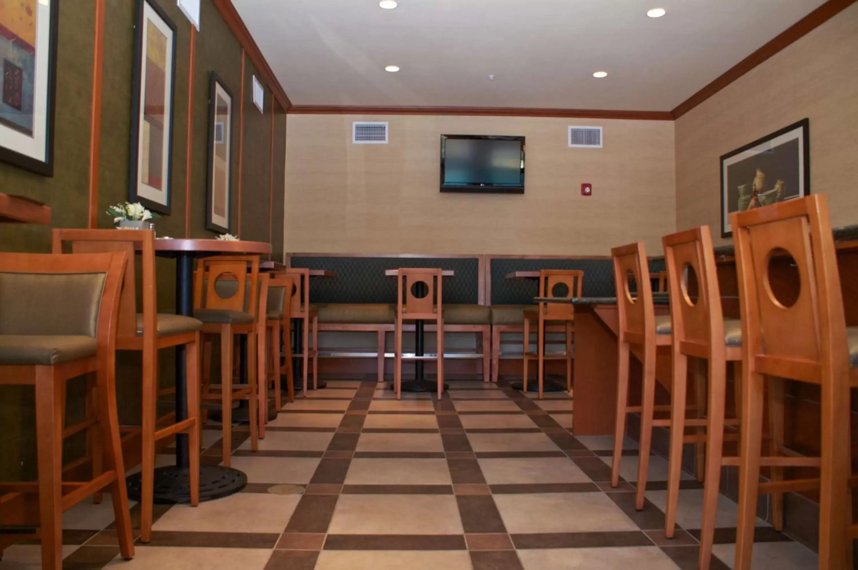 Lounge or bar, Restaurant/Places to Eat in Hilton Garden Inn Milford