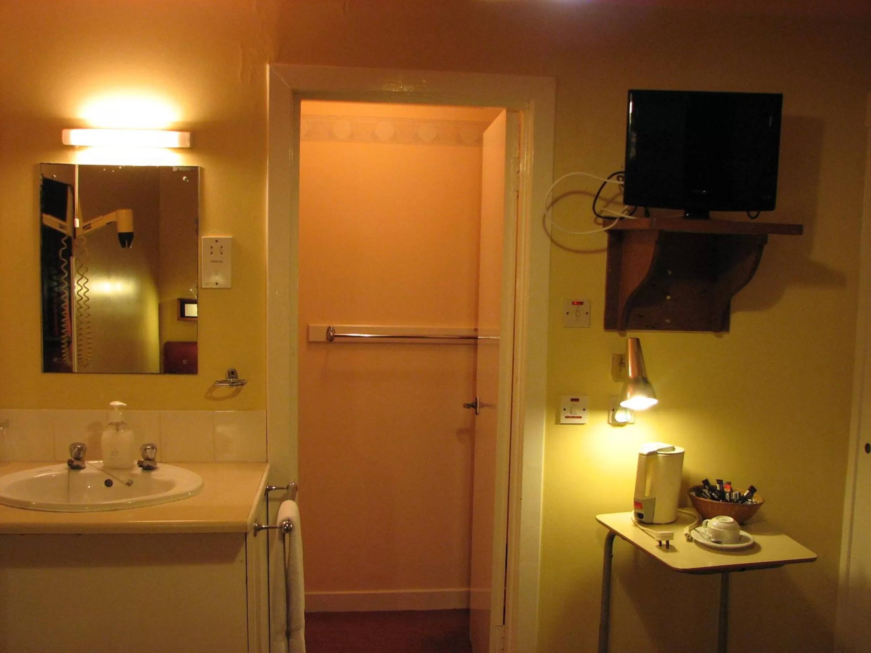 Bedroom in Lancaster Hotel