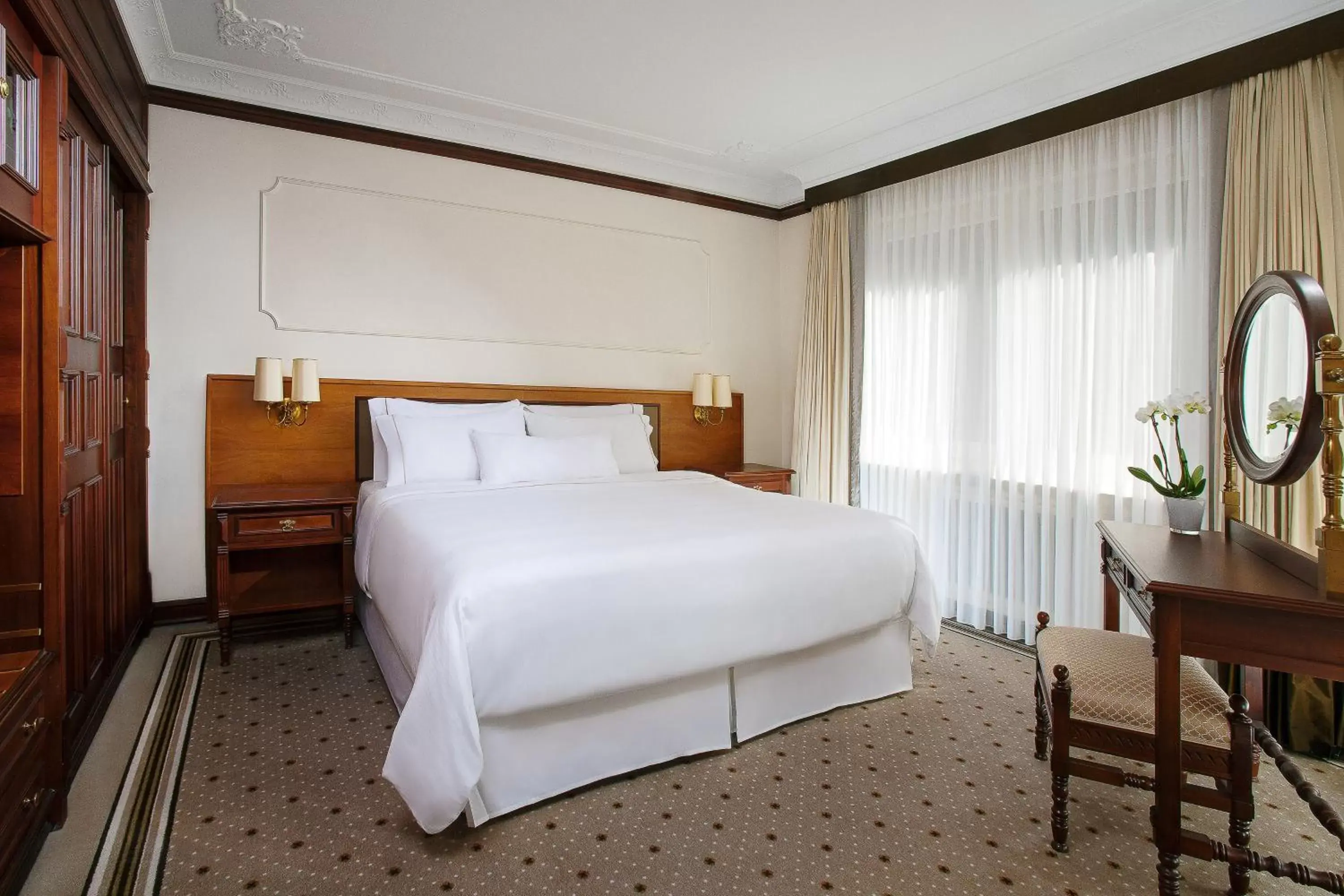 Photo of the whole room, Bed in The Westin Grand Berlin