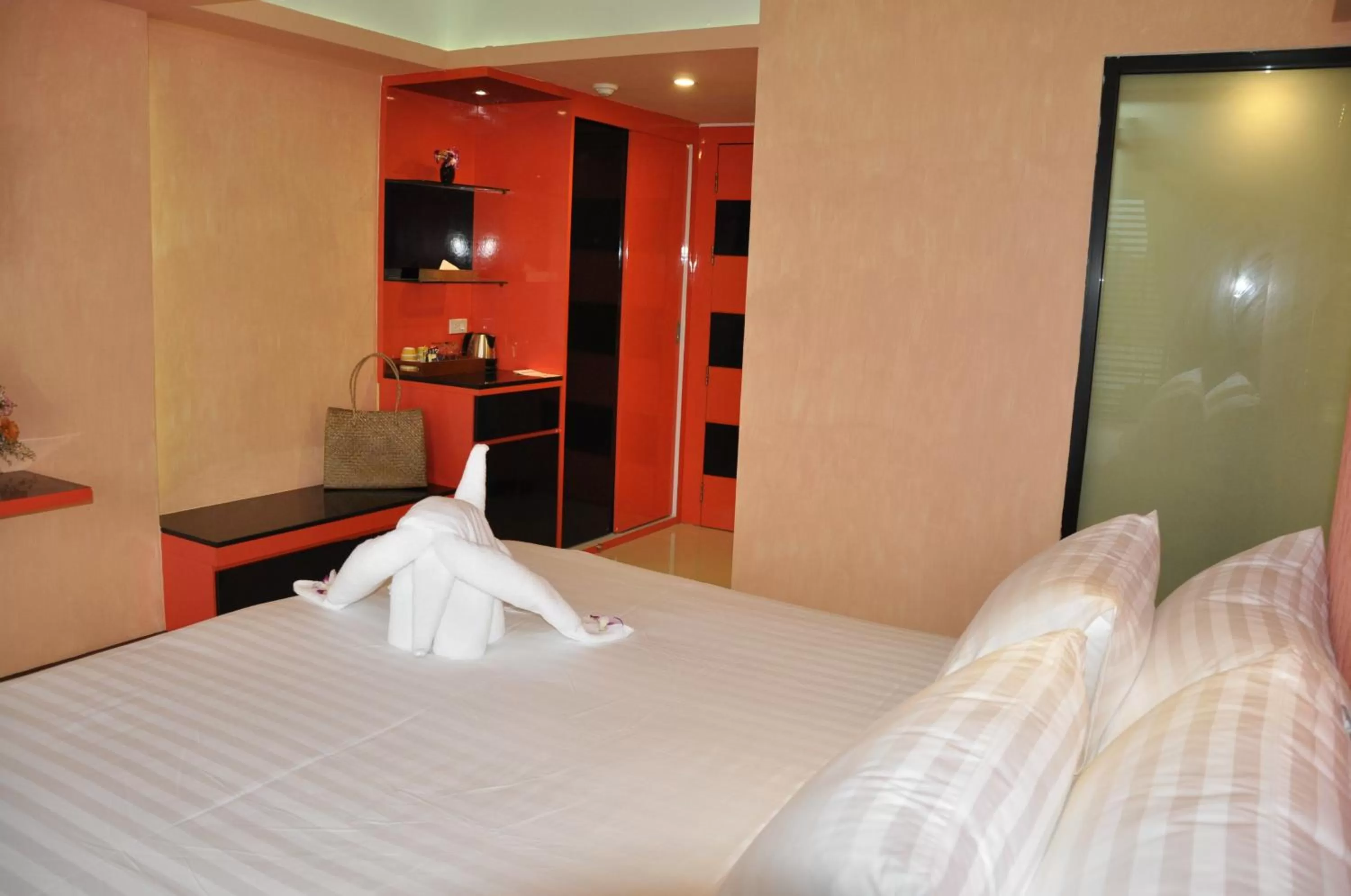 Photo of the whole room, Bed in The Gallery At Koh Chang