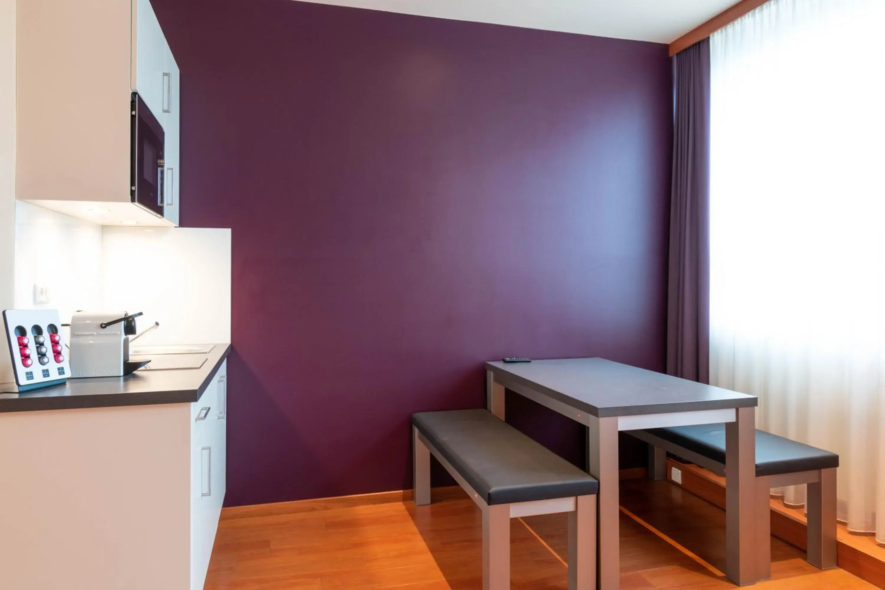 Dining area, Kitchen/Kitchenette in Star G Hotel München Schwabing