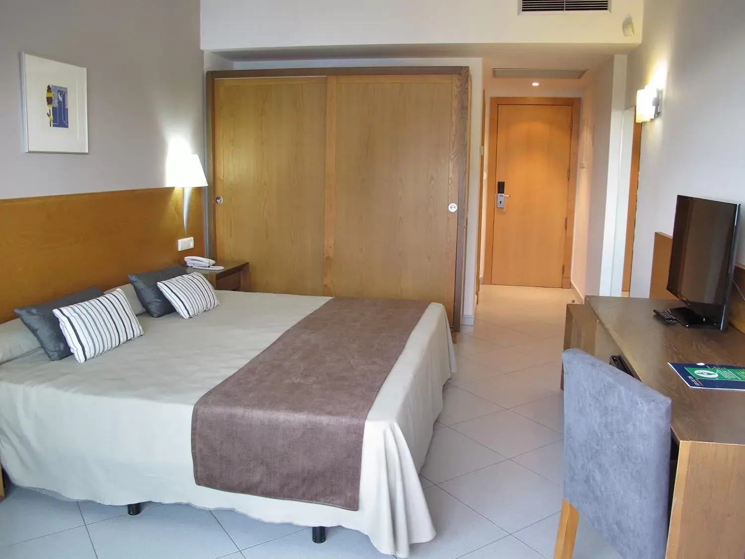 Photo of the whole room, Bed in Ohtels Campo De Gibraltar