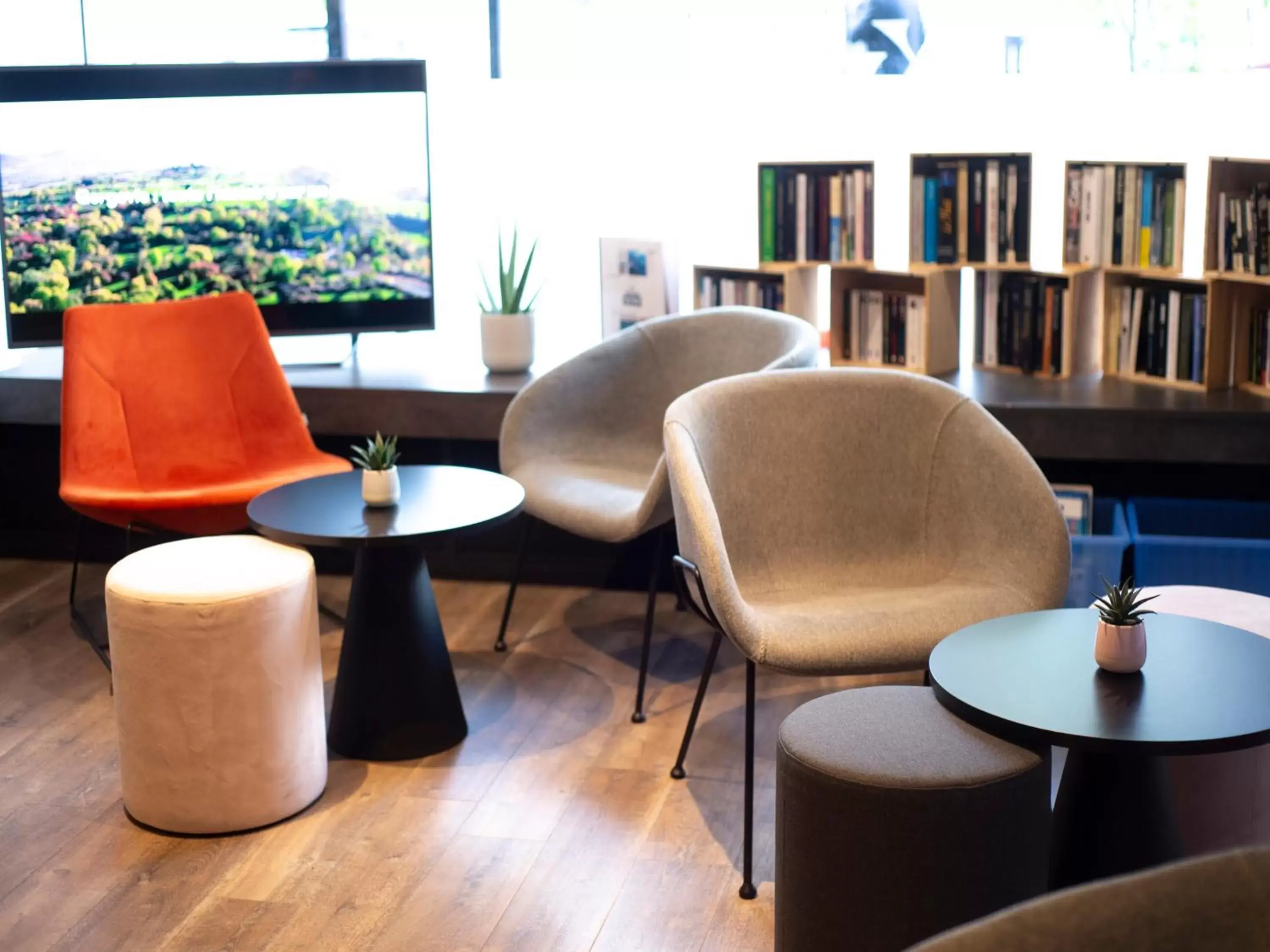 Library in Kyriad Hotel Clermont Ferrand Centre