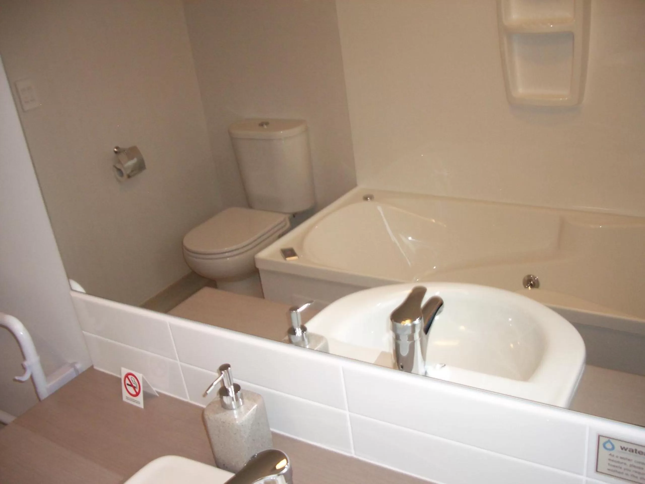 Bath in Bella Vista Motel Ashburton