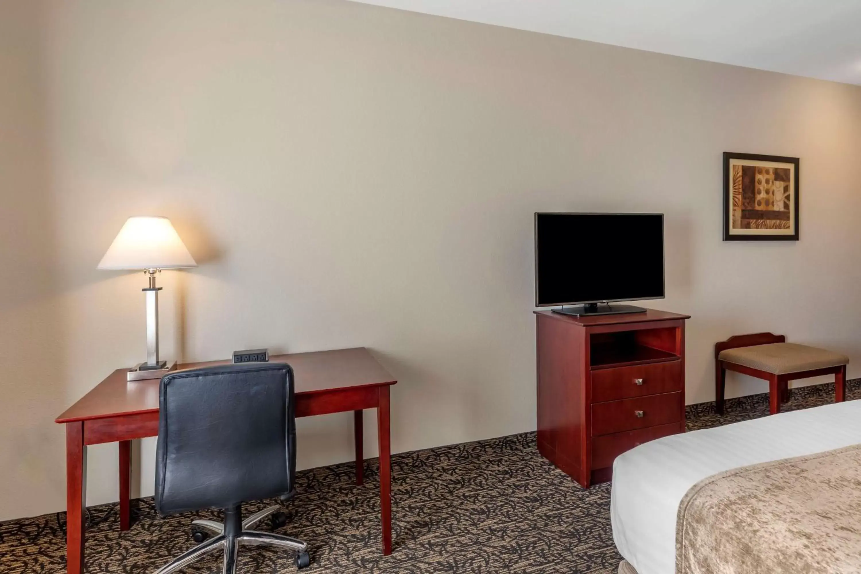 Bedroom, TV/Entertainment Center in Best Western Plus Boulder Louisville