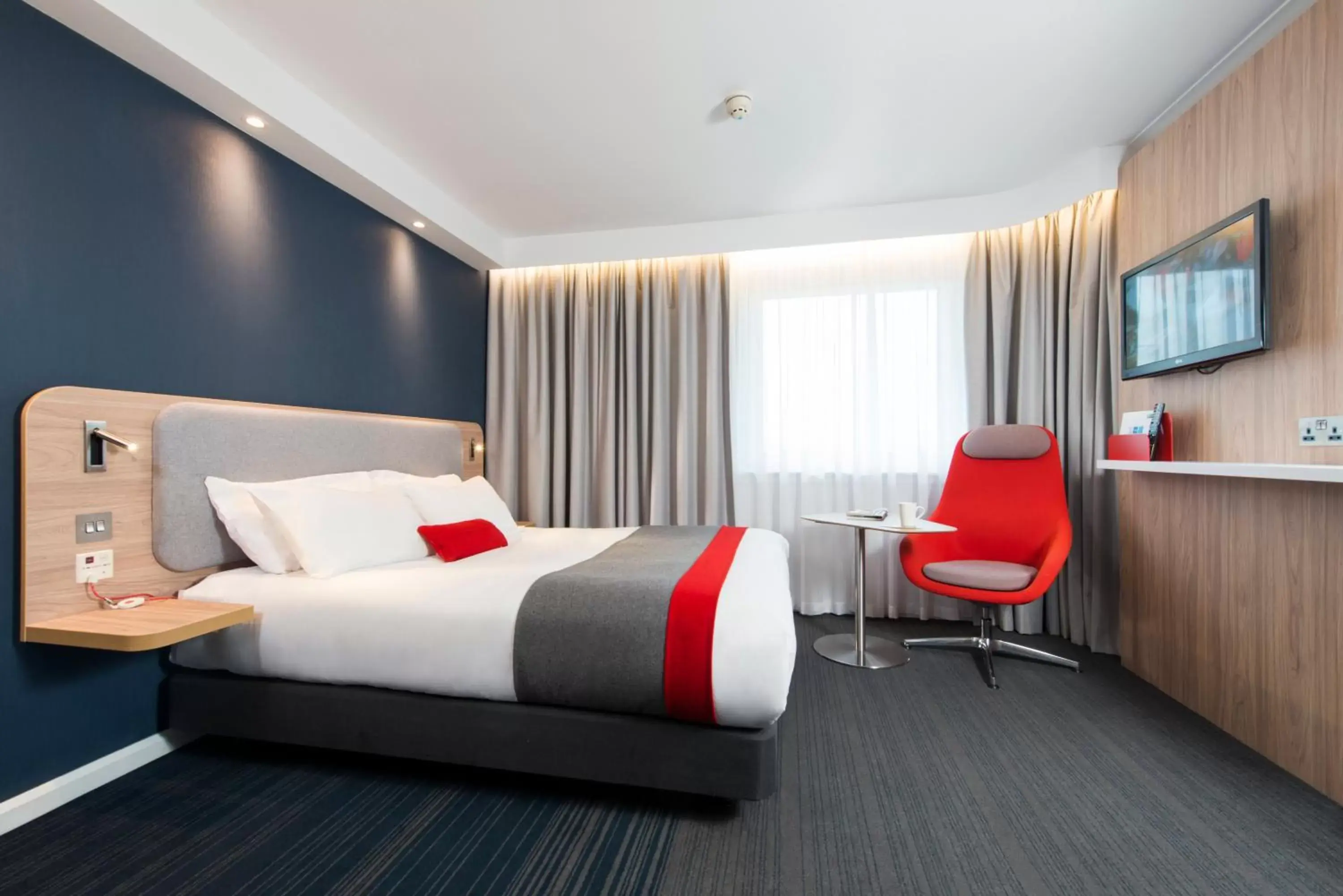 Photo of the whole room, Bed in Holiday Inn Express London-Hammersmith, an IHG Hotel