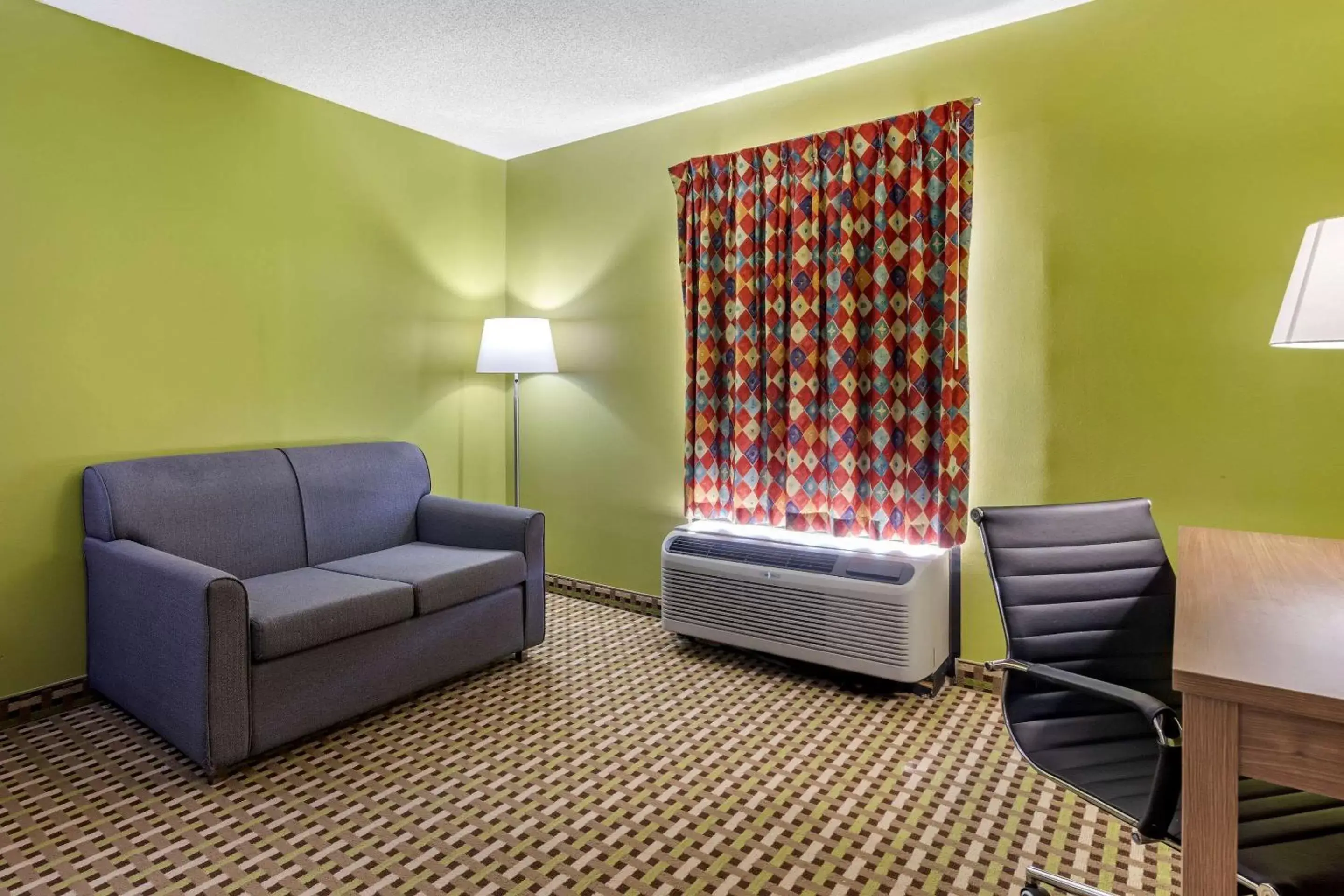 Photo of the whole room, Seating Area in Quality Inn Brunswick