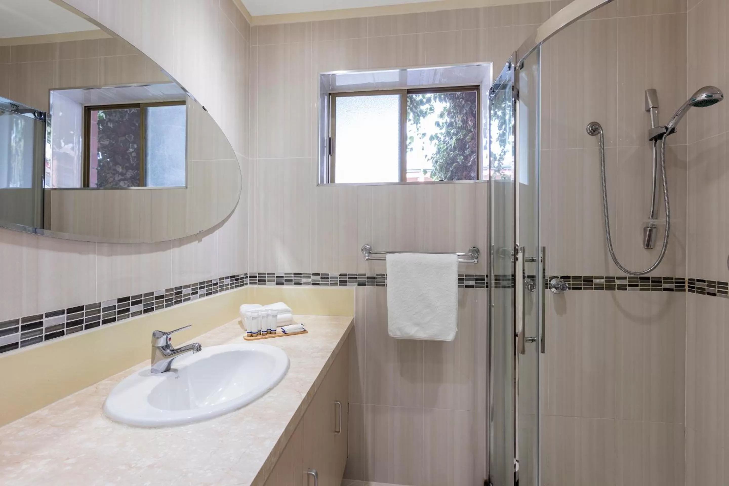 Shower in Adelaide Granada Motor Inn