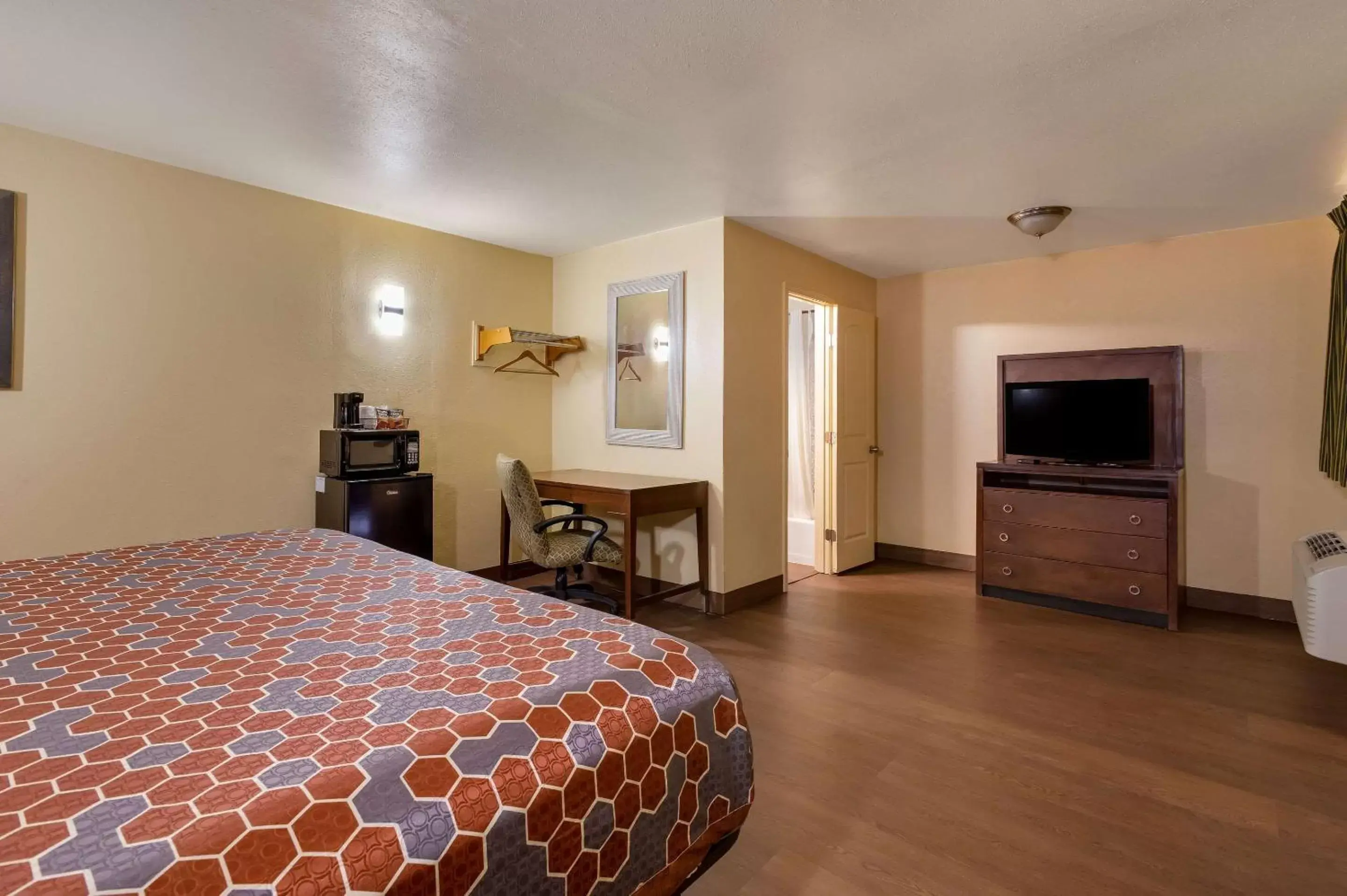 Bedroom, TV/Entertainment Center in Rodeway Inn & Suites East