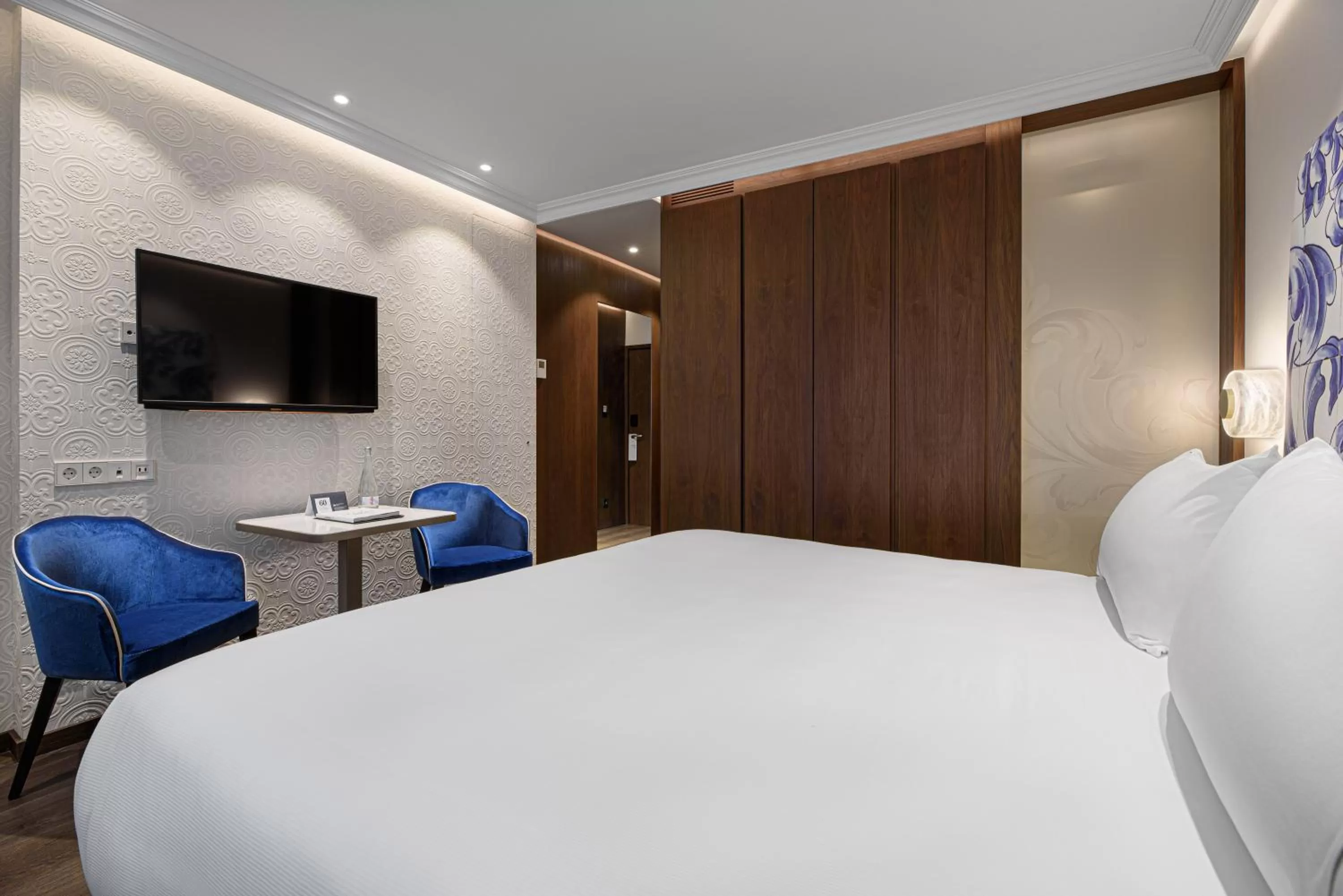 Photo of the whole room, Bed in Eurostars Universal Lisboa