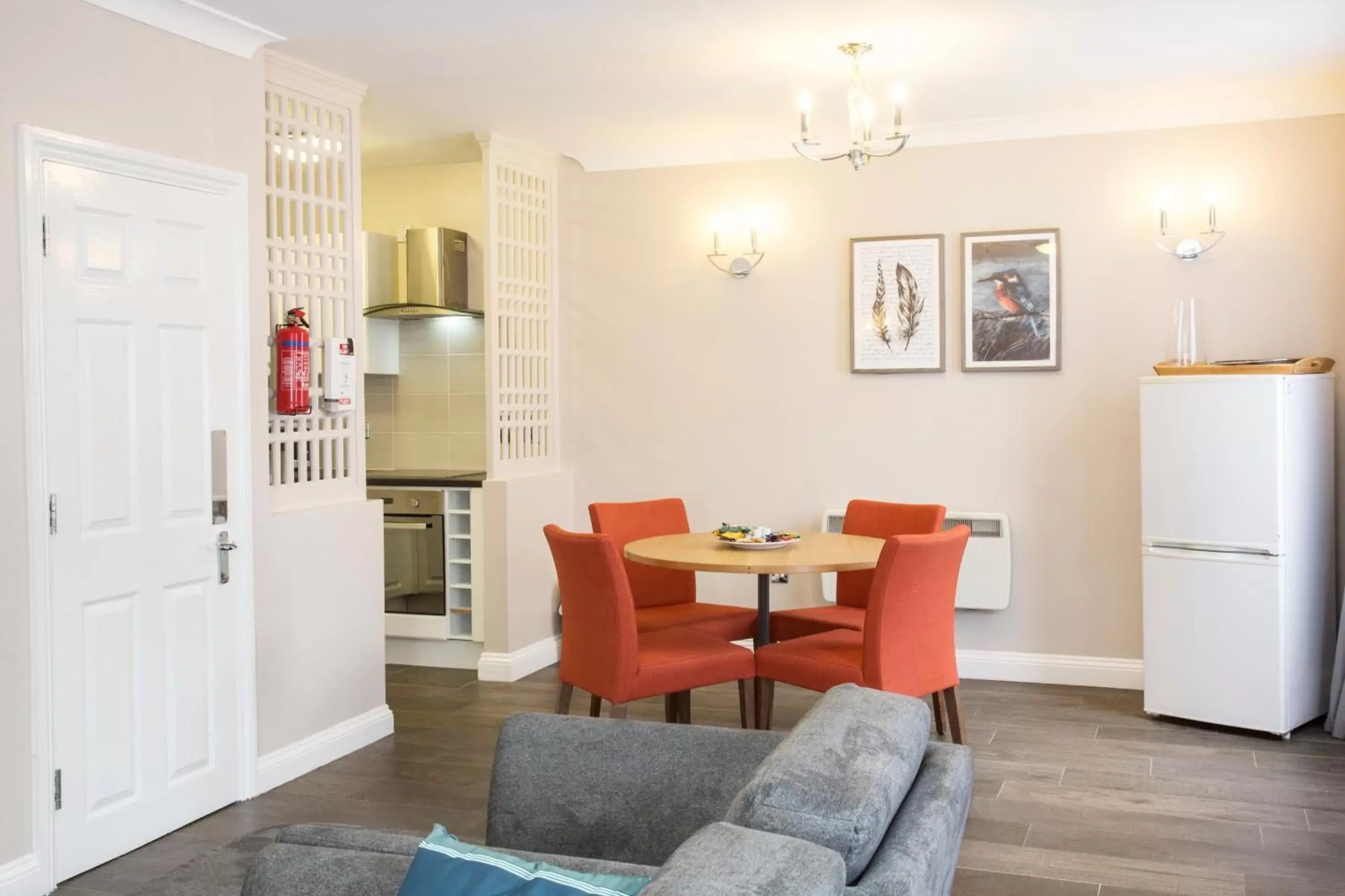 Living room, Dining Area in Mercure Warwickshire Walton Hall Hotel & Spa