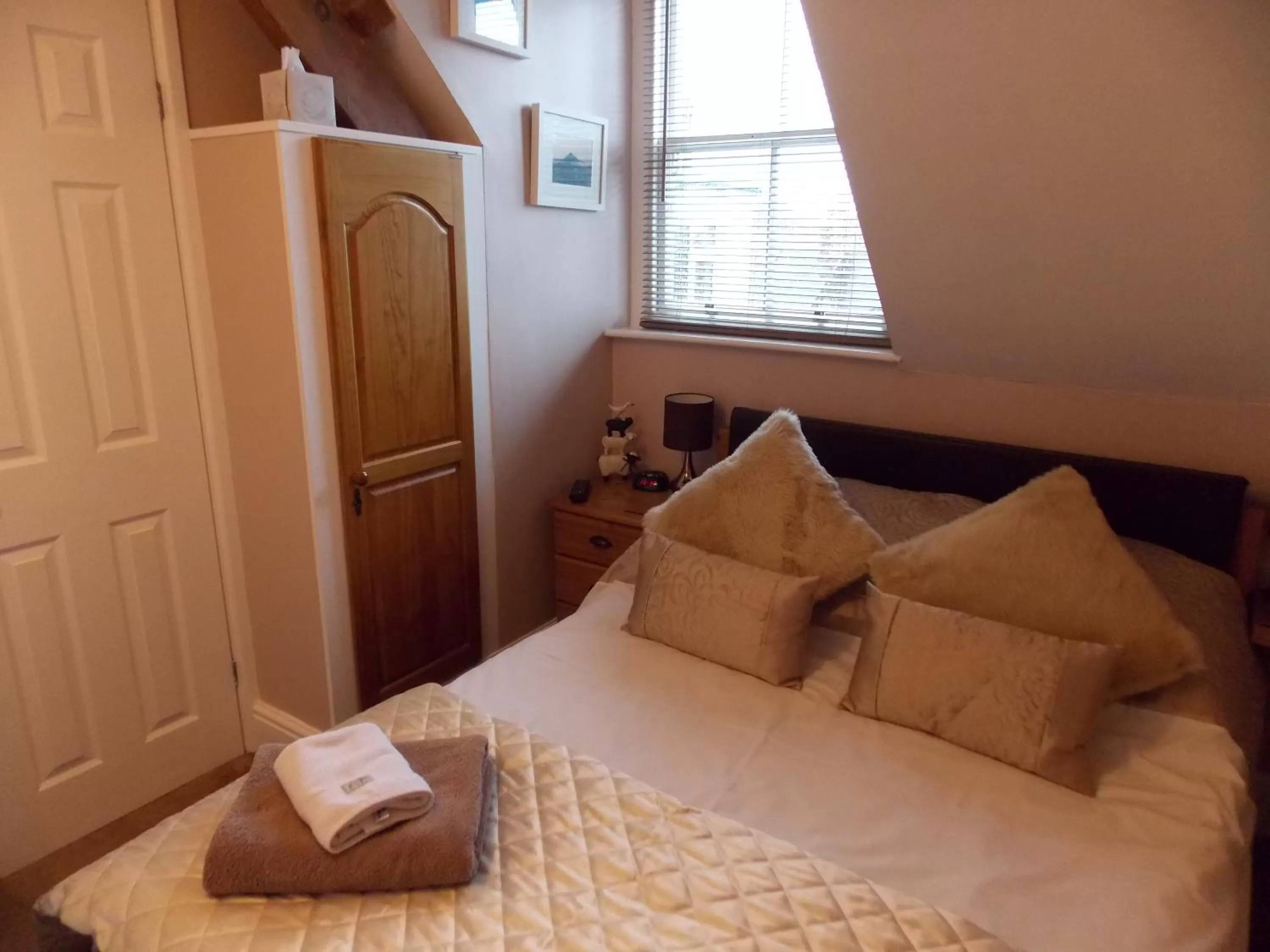 Bed in Chiverton House Guest Accommodation