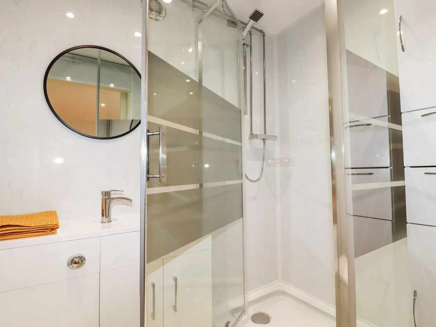 Shower, Bathroom in Carew Lodge & Loft