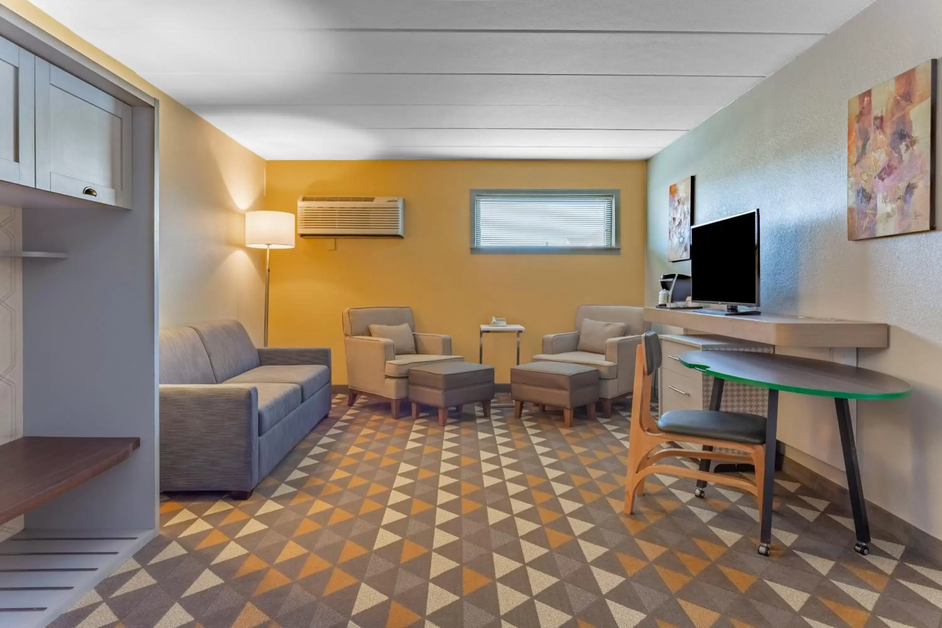 Photo of the whole room, Seating Area in Holiday Inn Rockford, an IHG Hotel