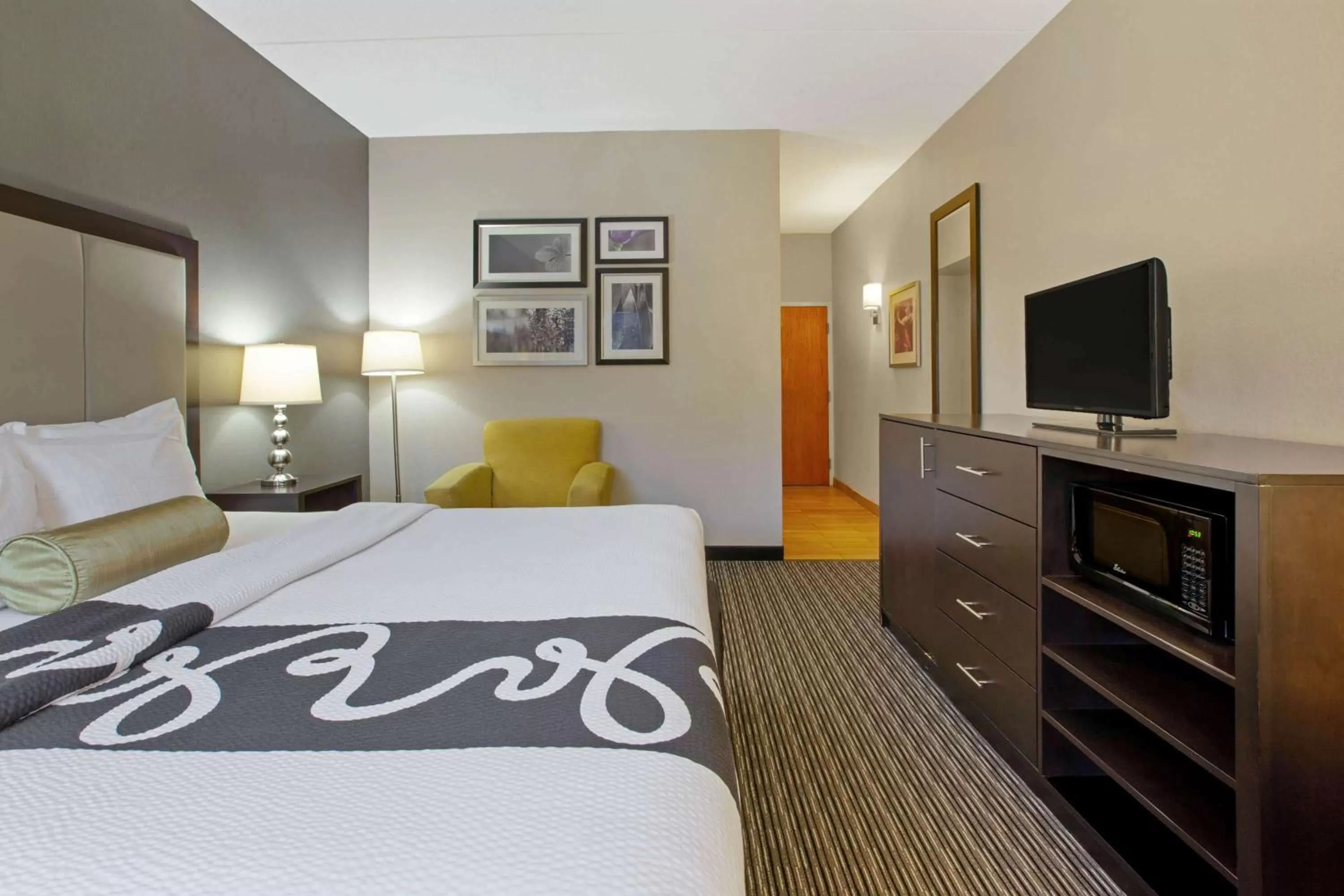 Photo of the whole room, Bed in La Quinta Inn & Suites by Wyndham Detroit Metro Airport