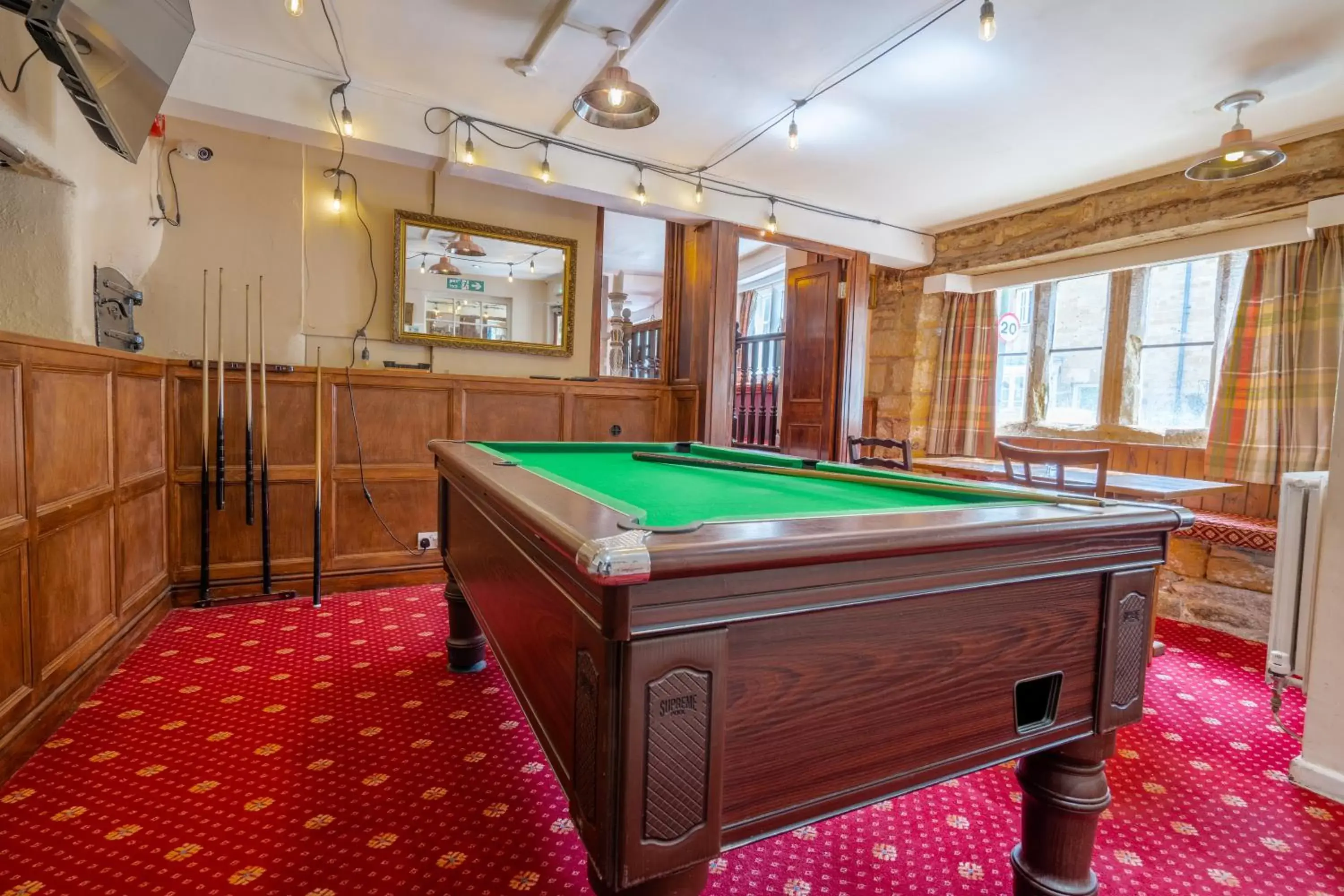 Restaurant/places to eat, Billiards in Crown Hotel Cotswold