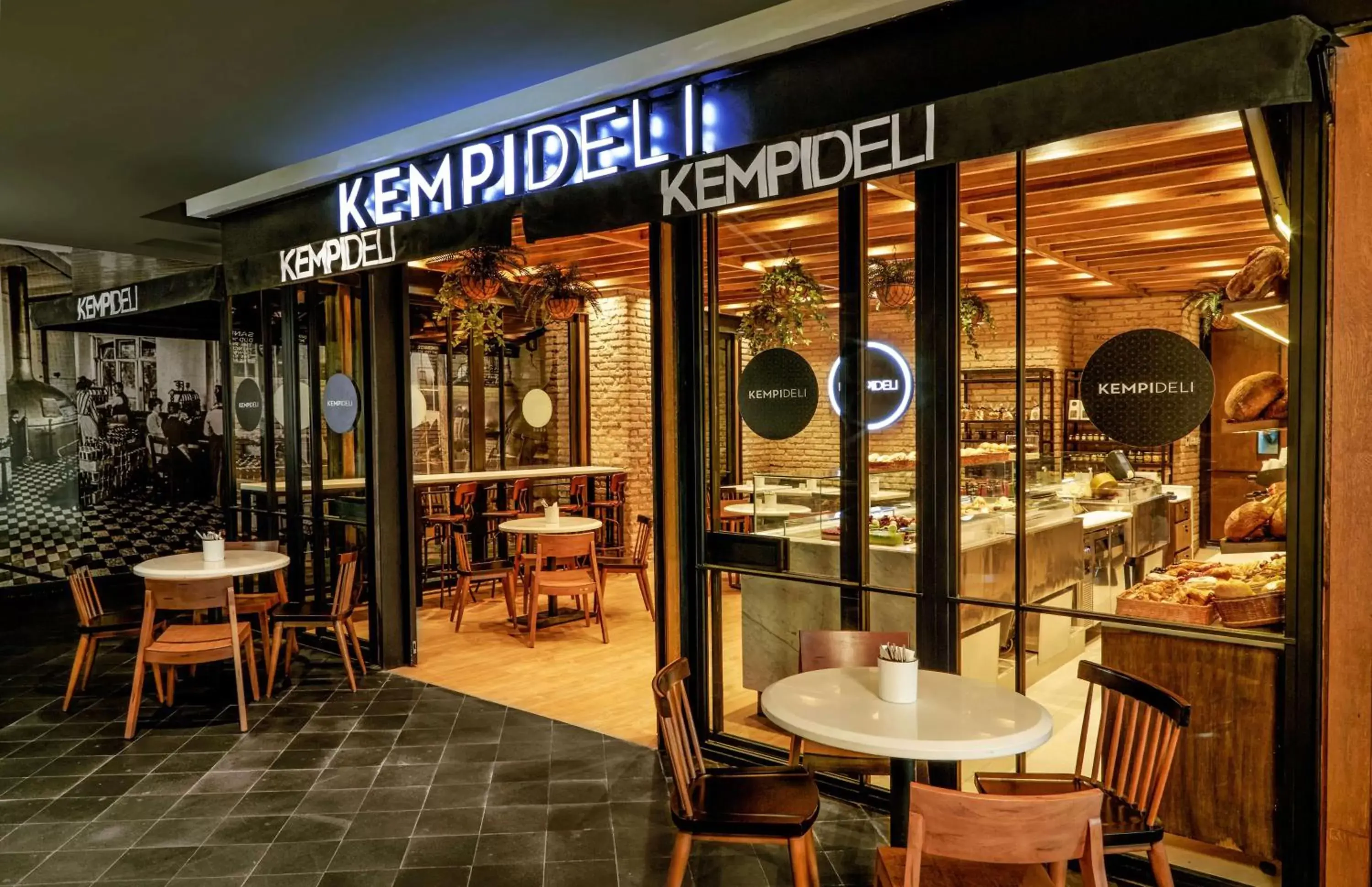 Restaurant/Places to Eat in Hotel Indonesia Kempinski Jakarta