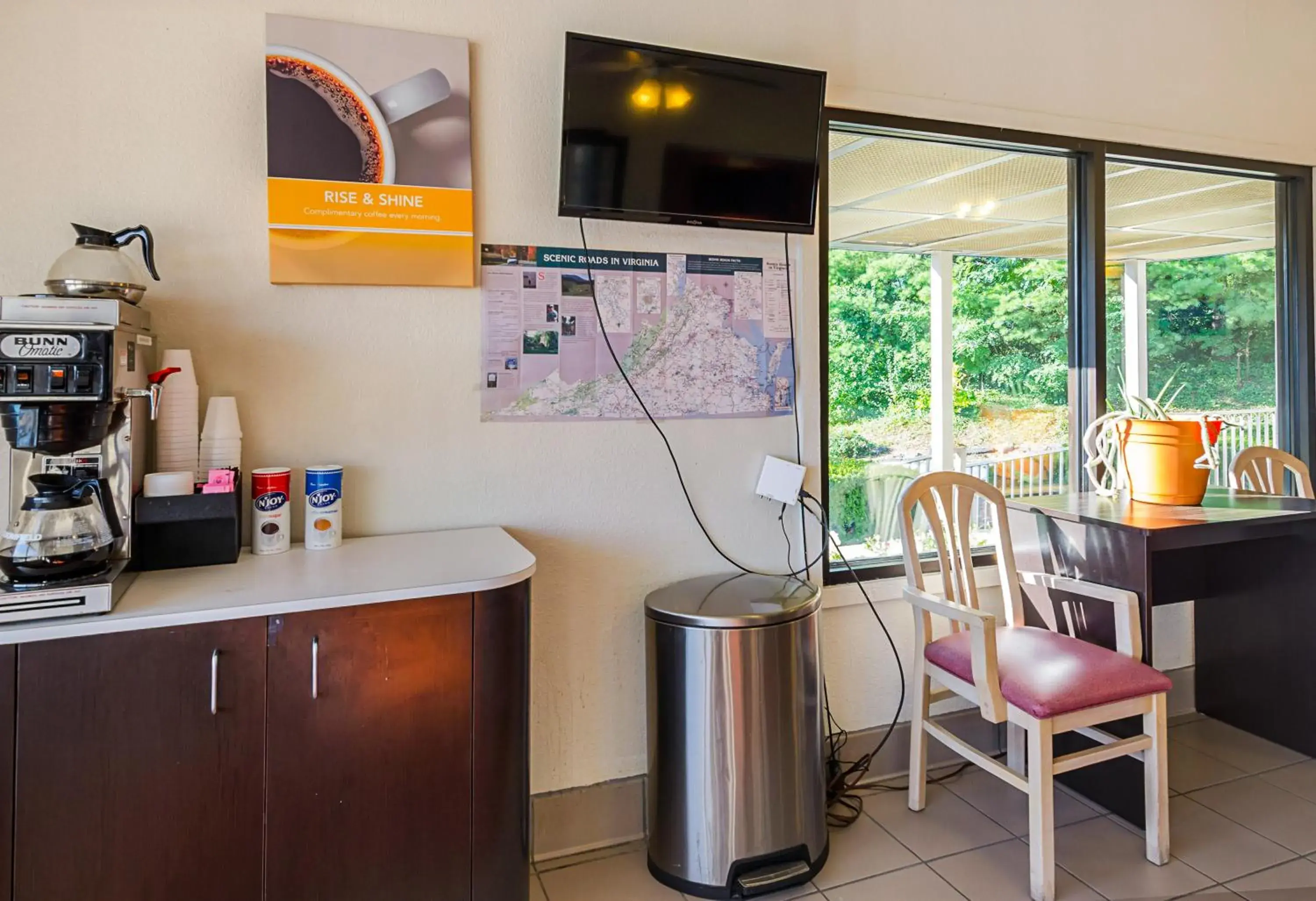 Lobby or reception, Lounge/Bar in Rodeway Inn