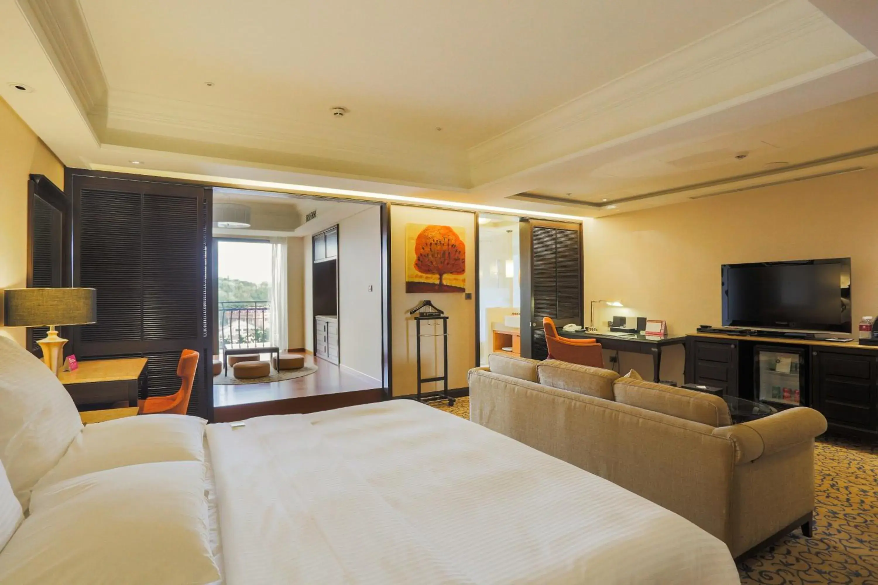 Bed, TV/Entertainment Center in E-Da Royal Hotel