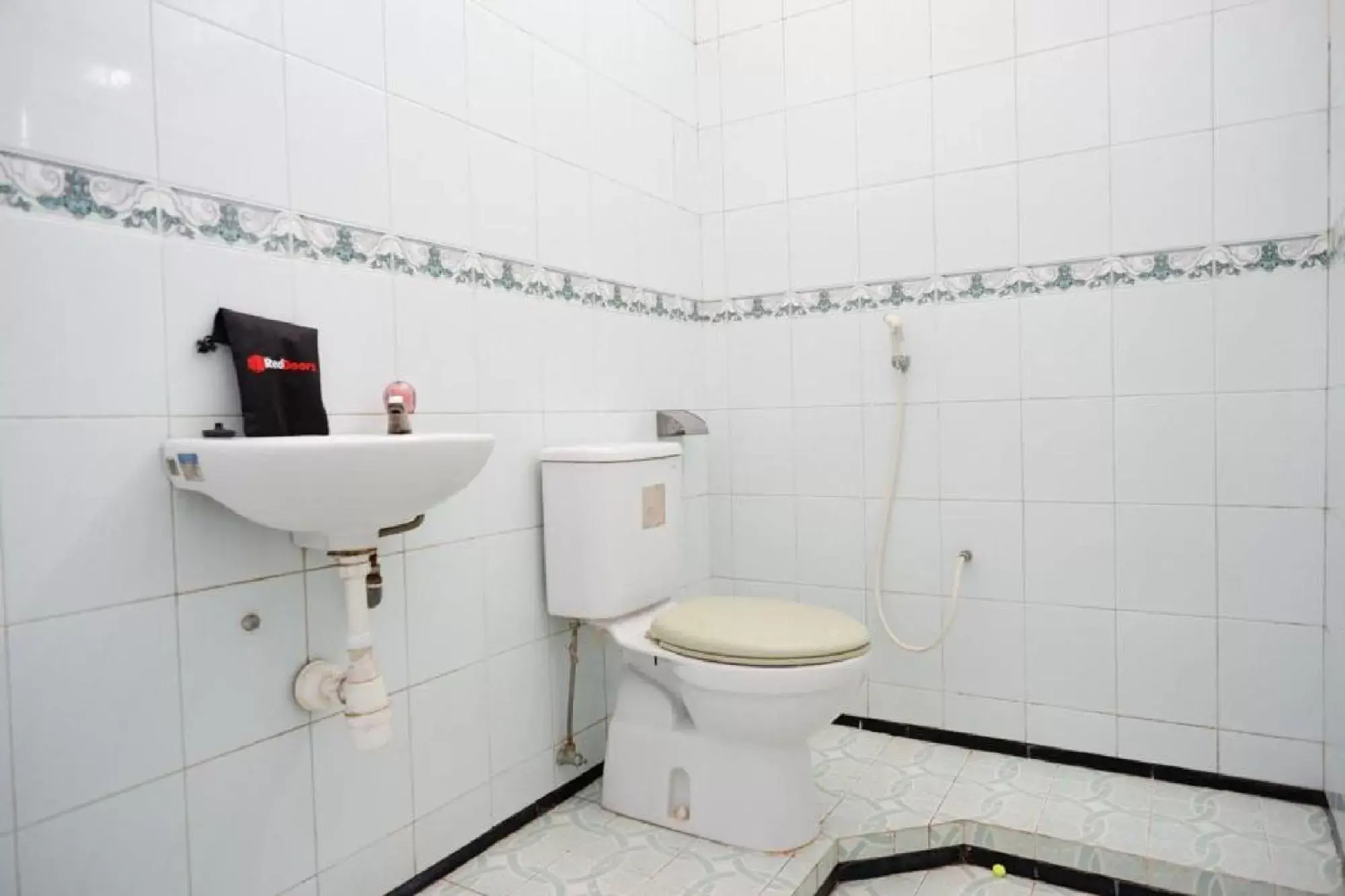 Bathroom in RedDoorz Plus near Stadion Wijaya Kusuma