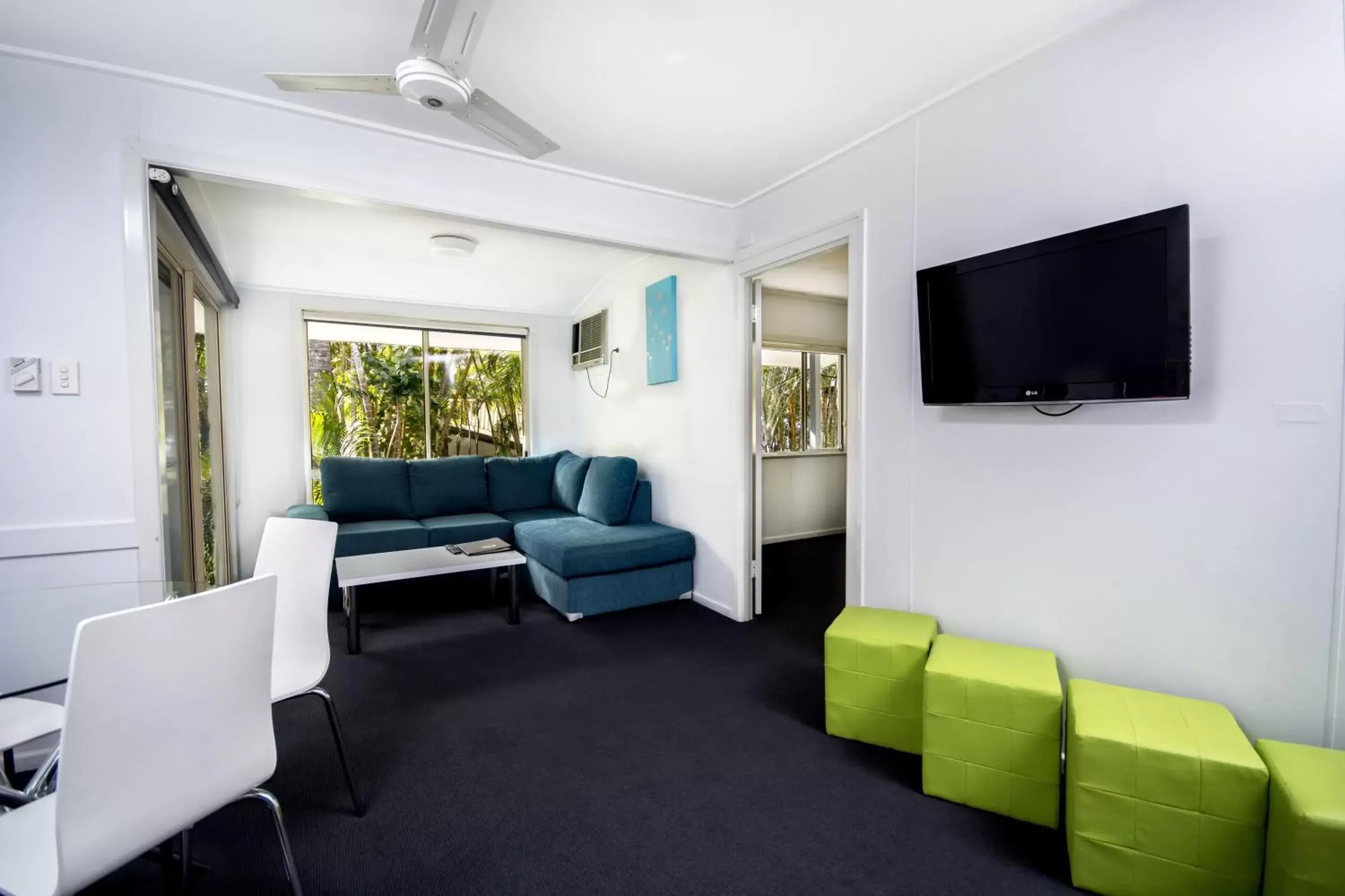 Living room, Seating Area in The Beach Motel Hervey Bay