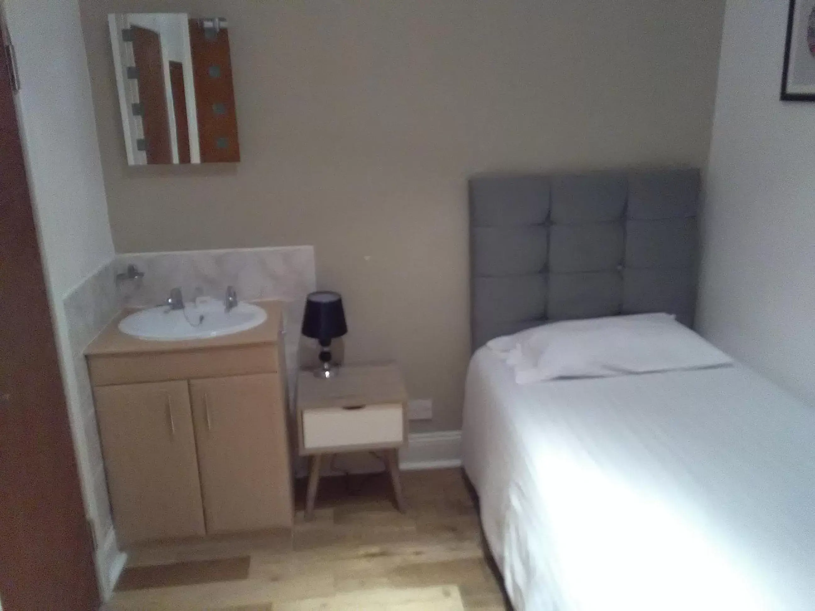 Single Room with Bathroom in Clifton Hotel & Bar Newcastle