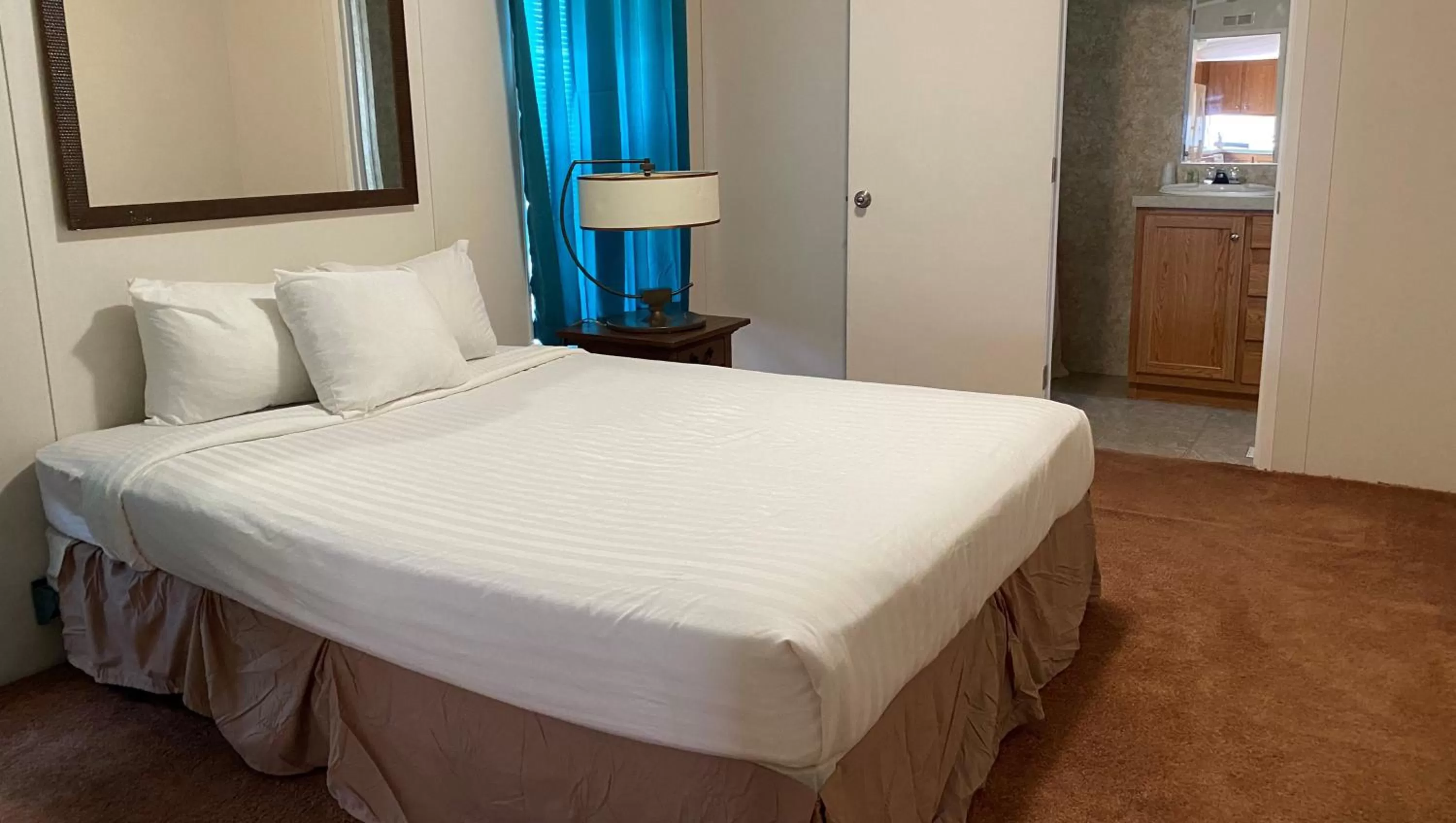 Photo of the whole room, Bed in Ticaboo Lodge