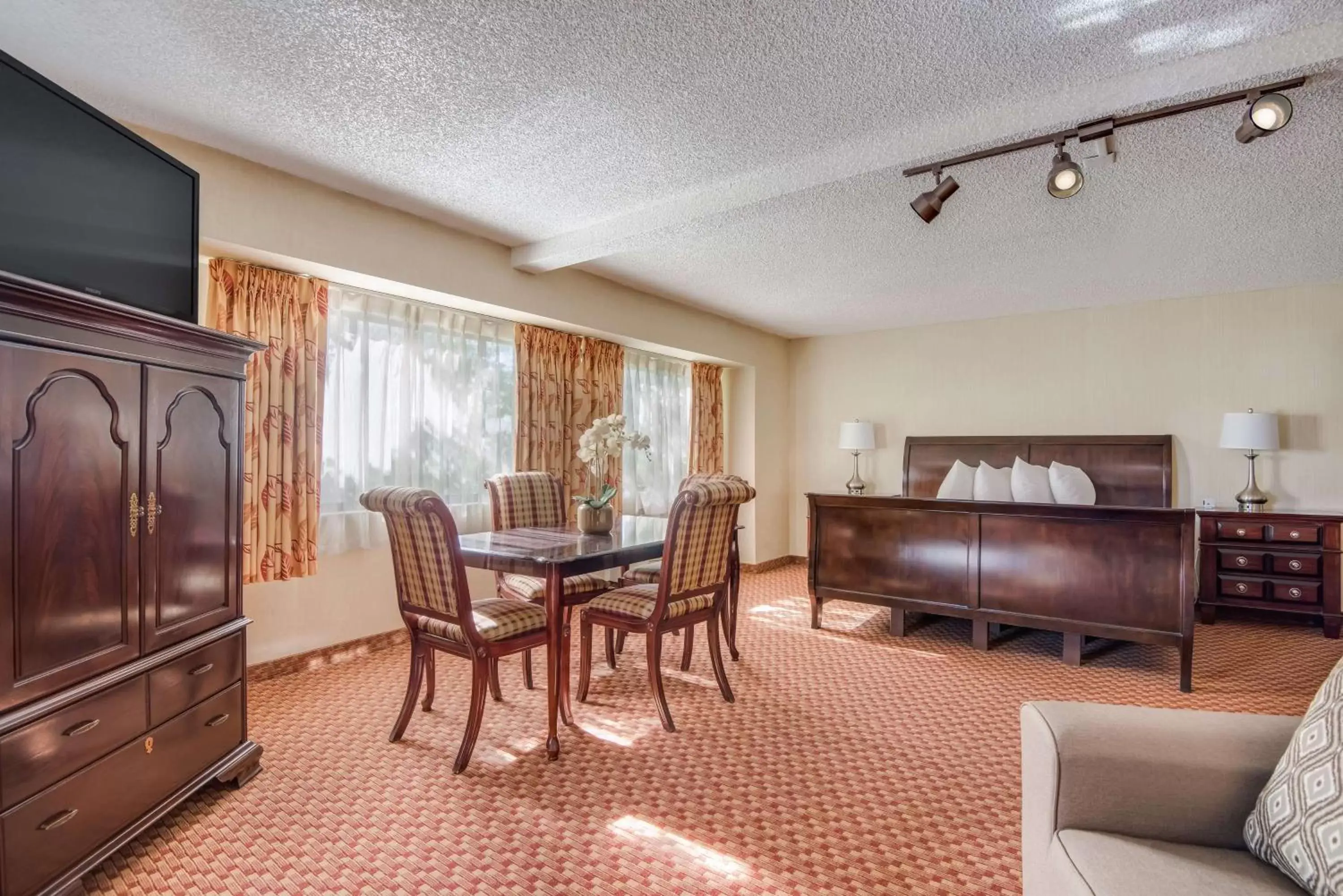 Bedroom, Dining Area in SureStay Plus Hotel by Best Western Reno Airport