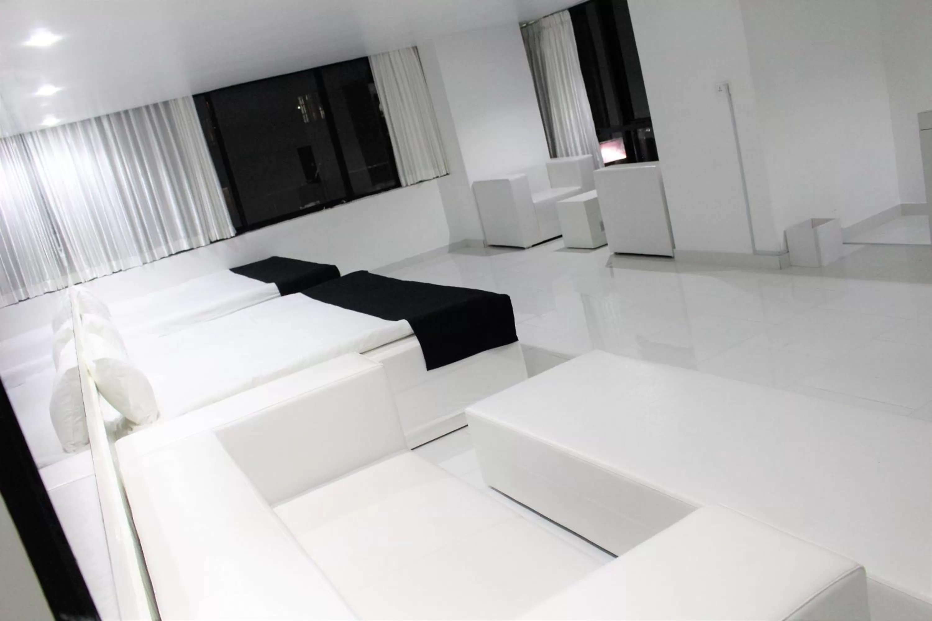 Bed, Seating Area in Hotel Hulk