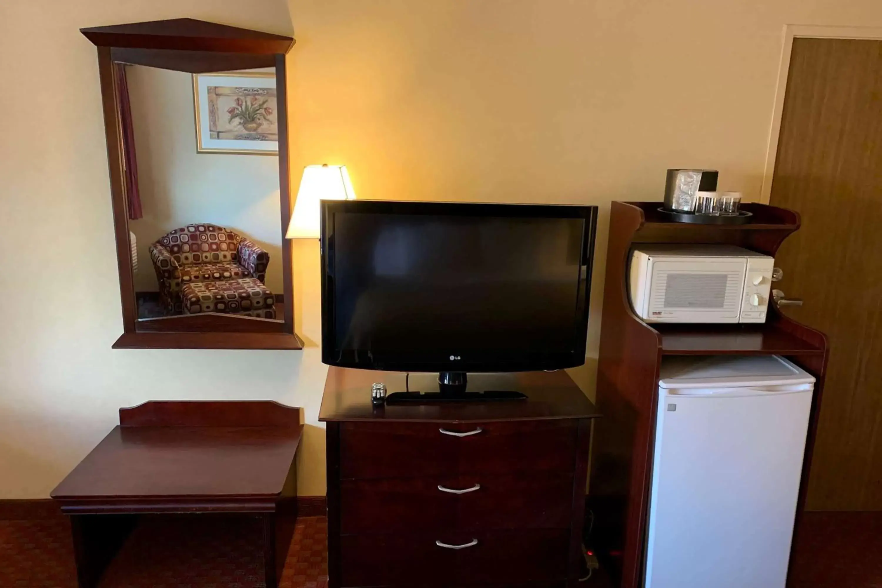 Photo of the whole room, TV/Entertainment Center in Days Inn by Wyndham Blythe