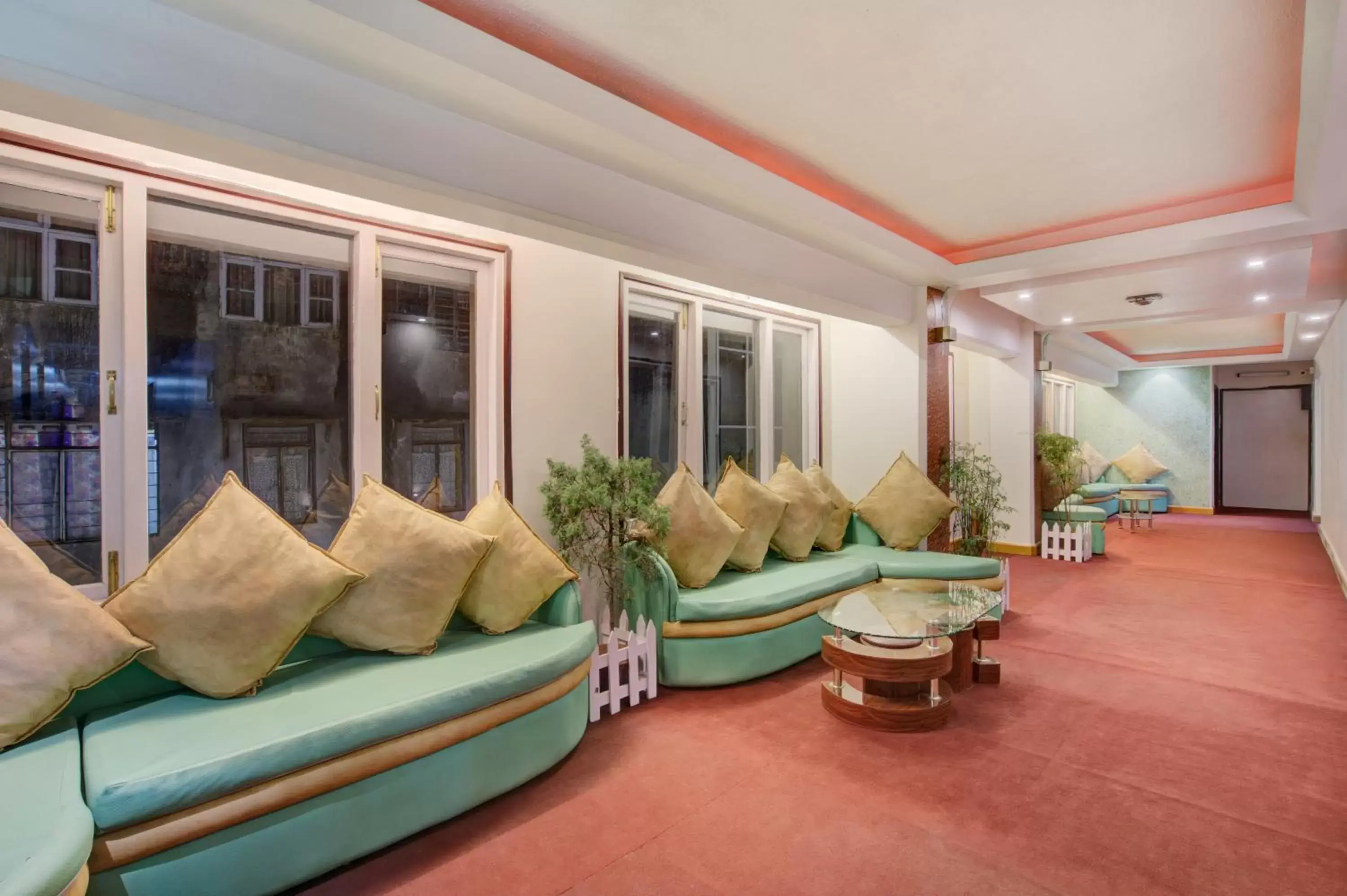 Lounge or bar in Mount Conifer Suites & Spa Lounge or bar in Mount Conifer Suites & Spa