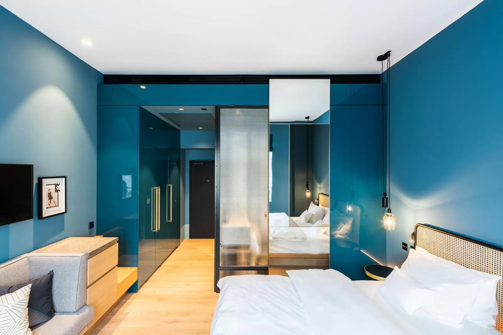 Photo of the whole room, Bed in Maximilian Hotel