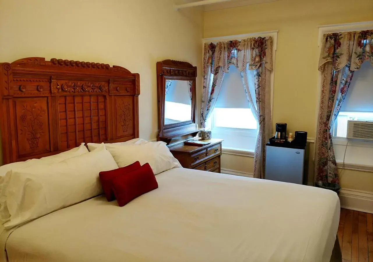 Bedroom, Bed in Thayers Inn Bedroom, Bed in Thayers Inn