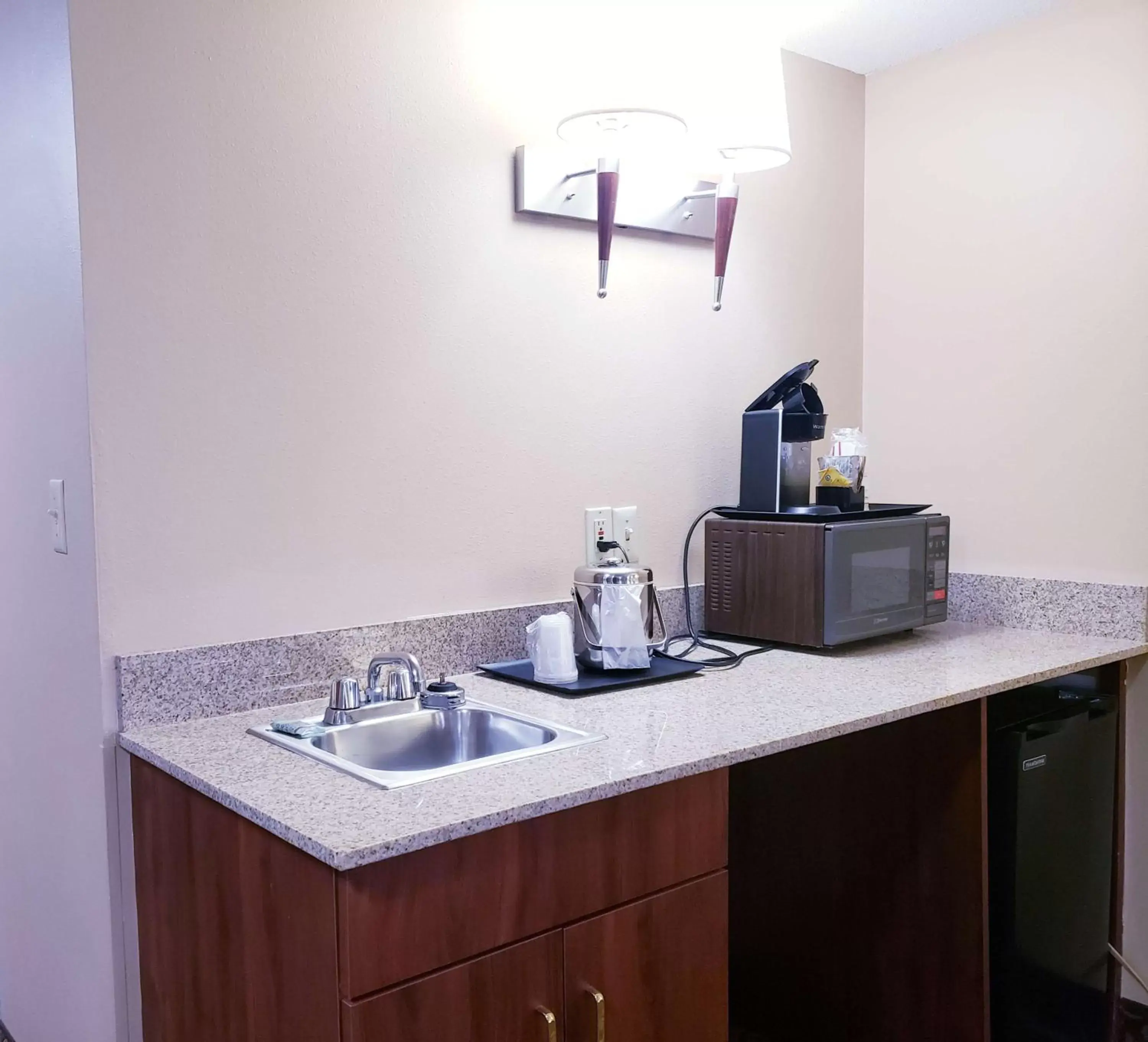 Photo of the whole room, Kitchen/Kitchenette in SureStay Plus Hotel by Best Western Black River Falls