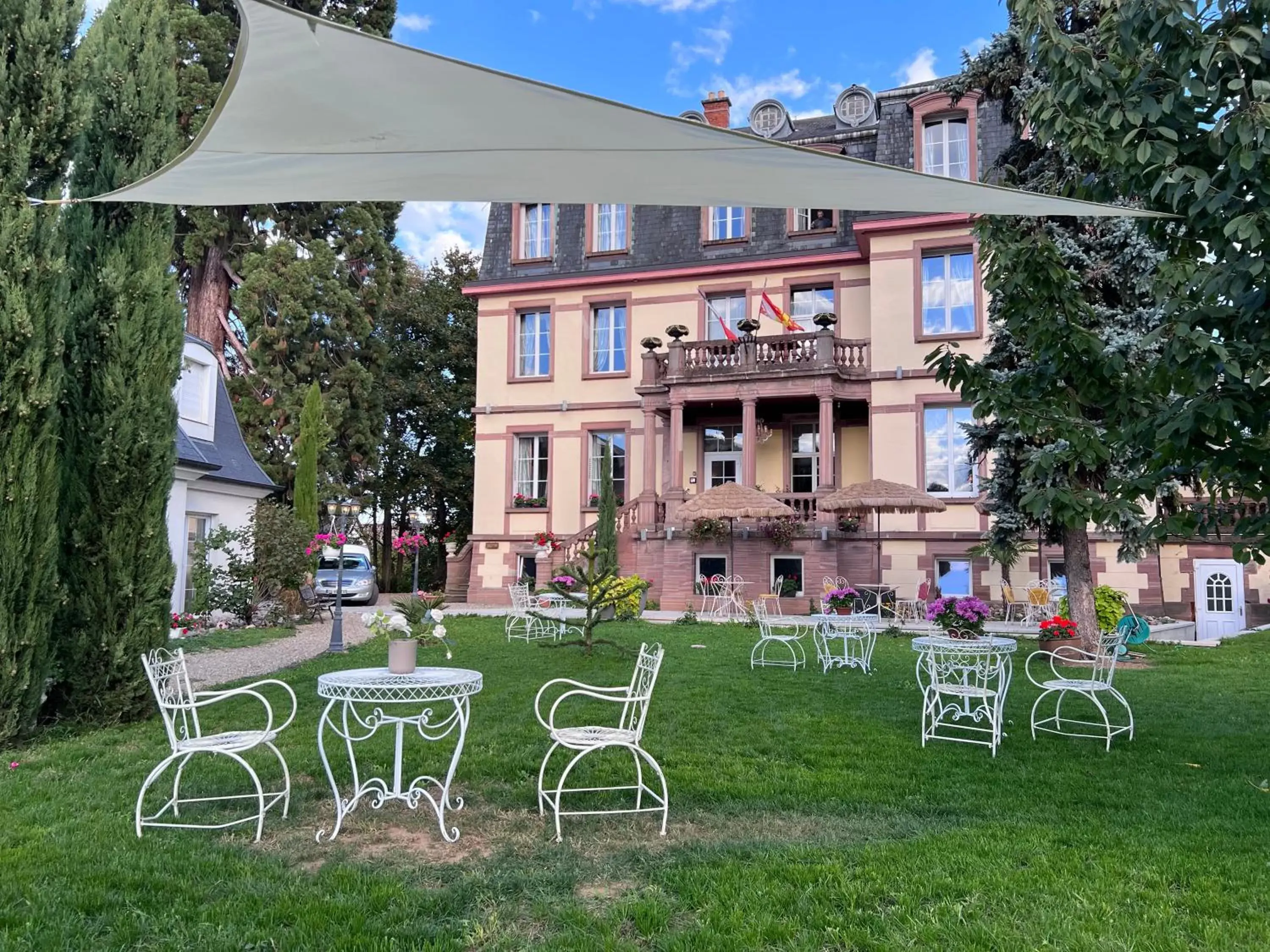 Garden, Property Building in Hôtel Le Manoir