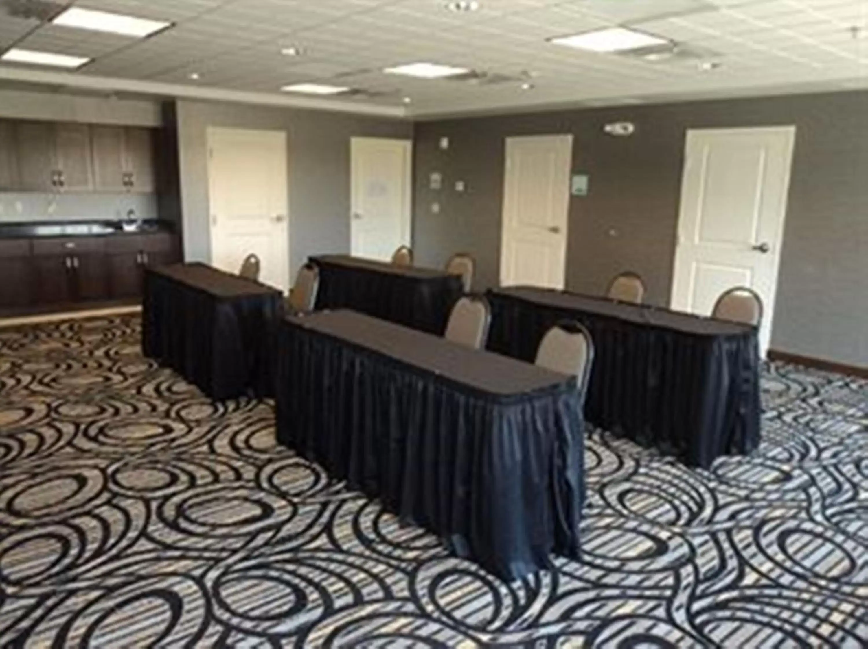 Meeting/conference room in Holiday Inn Express & Suites Greenfield, an IHG Hotel