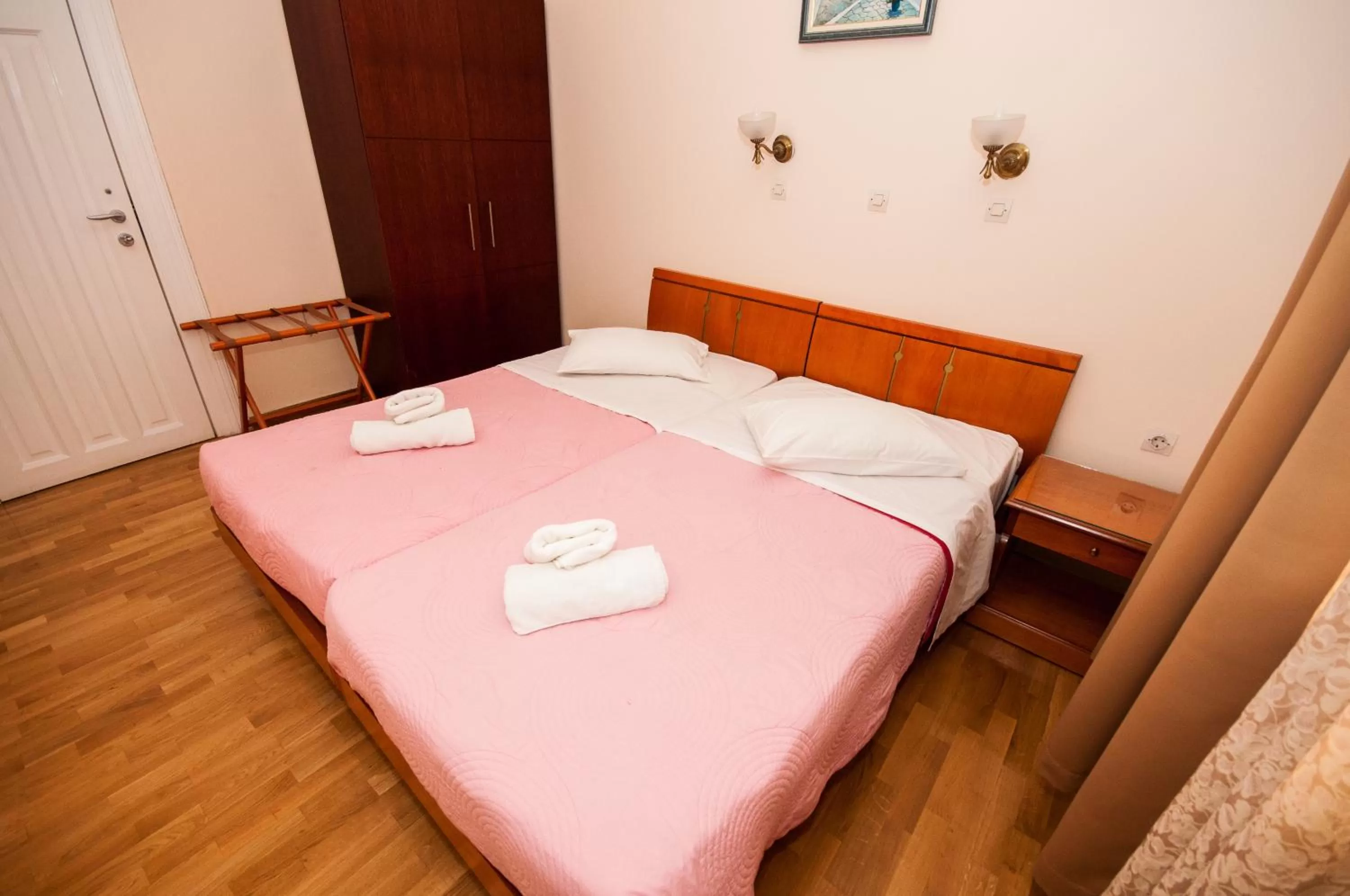 Photo of the whole room, Bed in Cecil Hotel