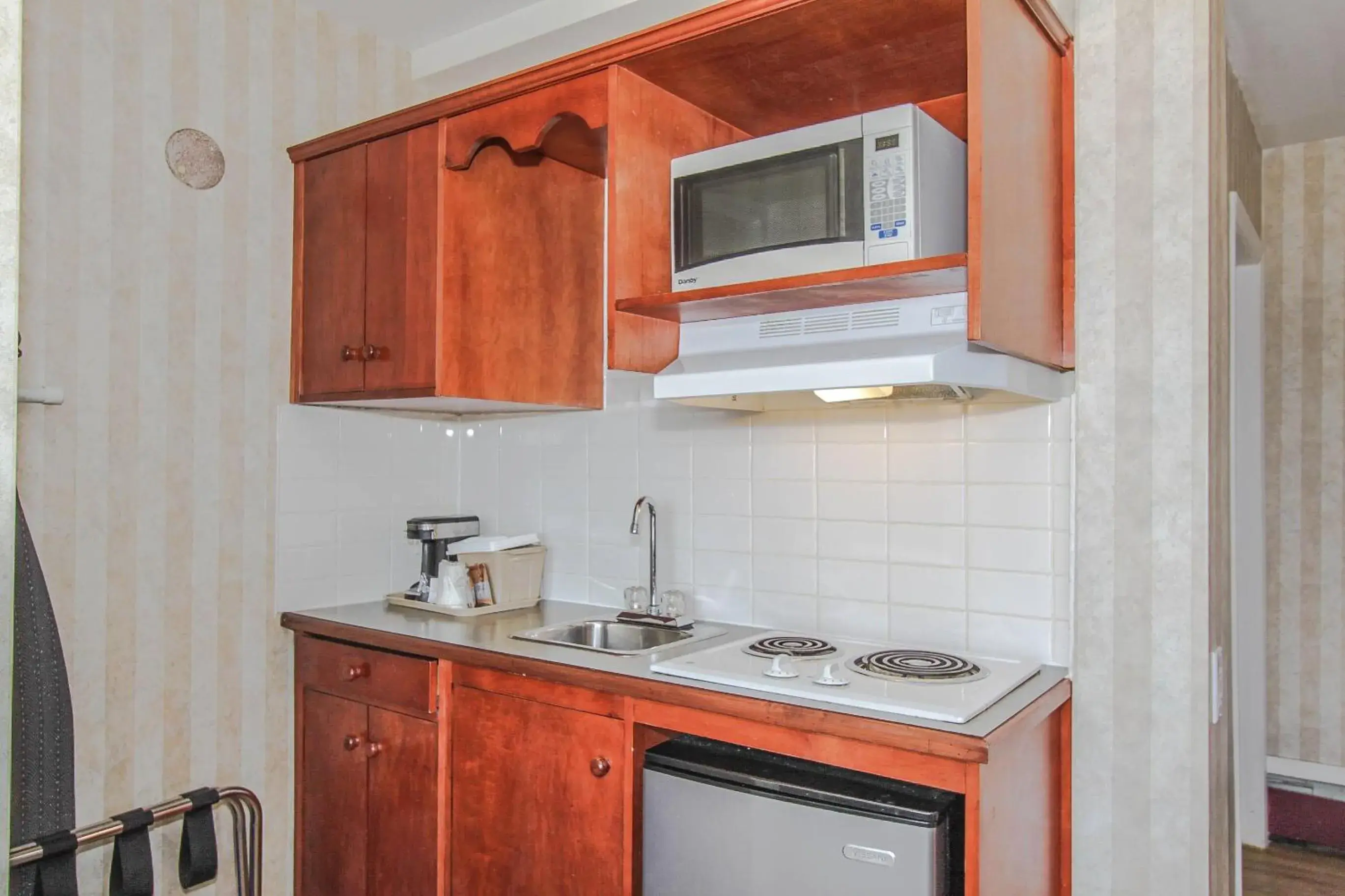 Kitchen or kitchenette, Kitchen/Kitchenette in Canadas Best Value Inn Chinook Station