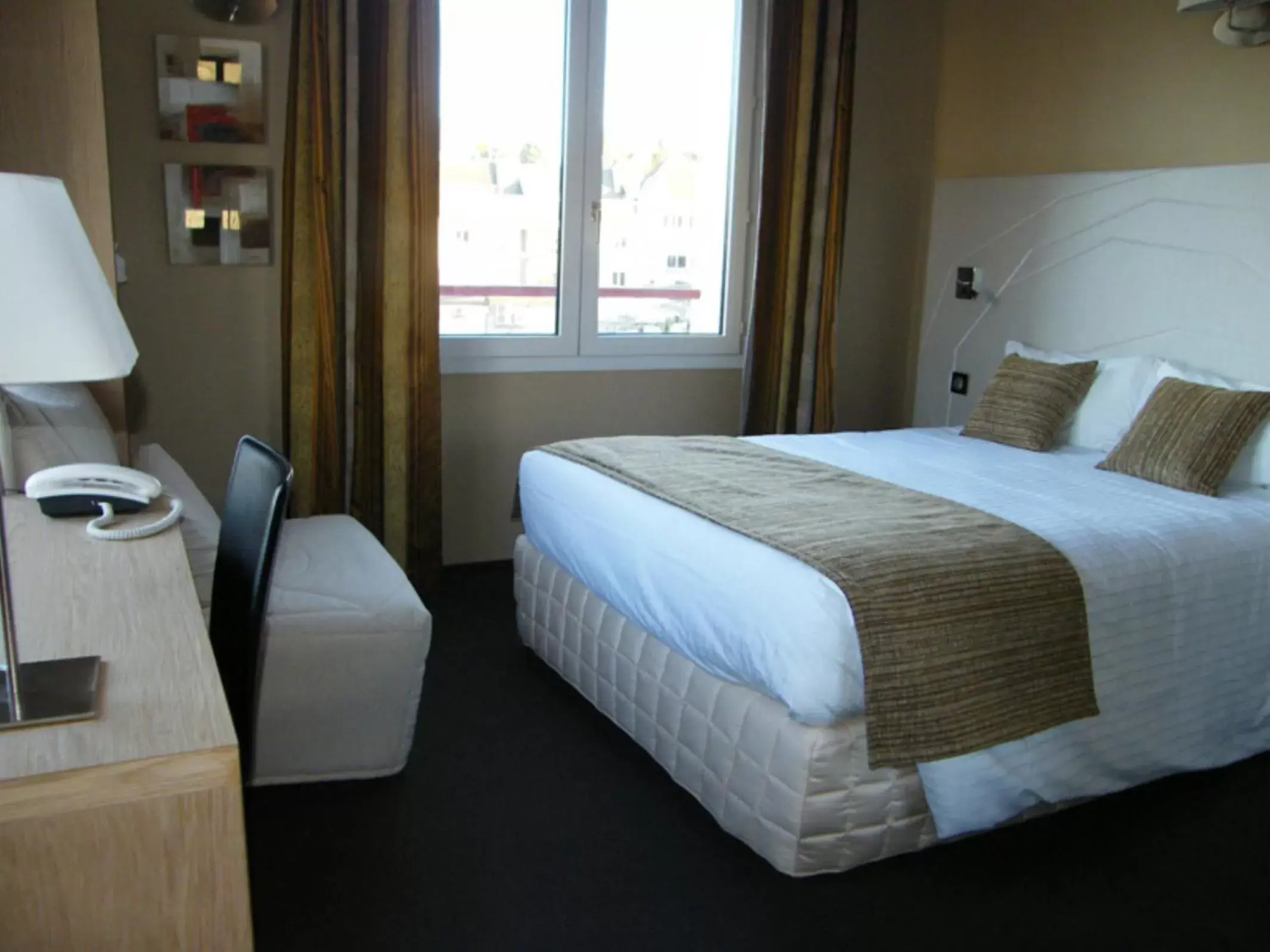 Seating area, Bed in Hôtel Saint-Pierre