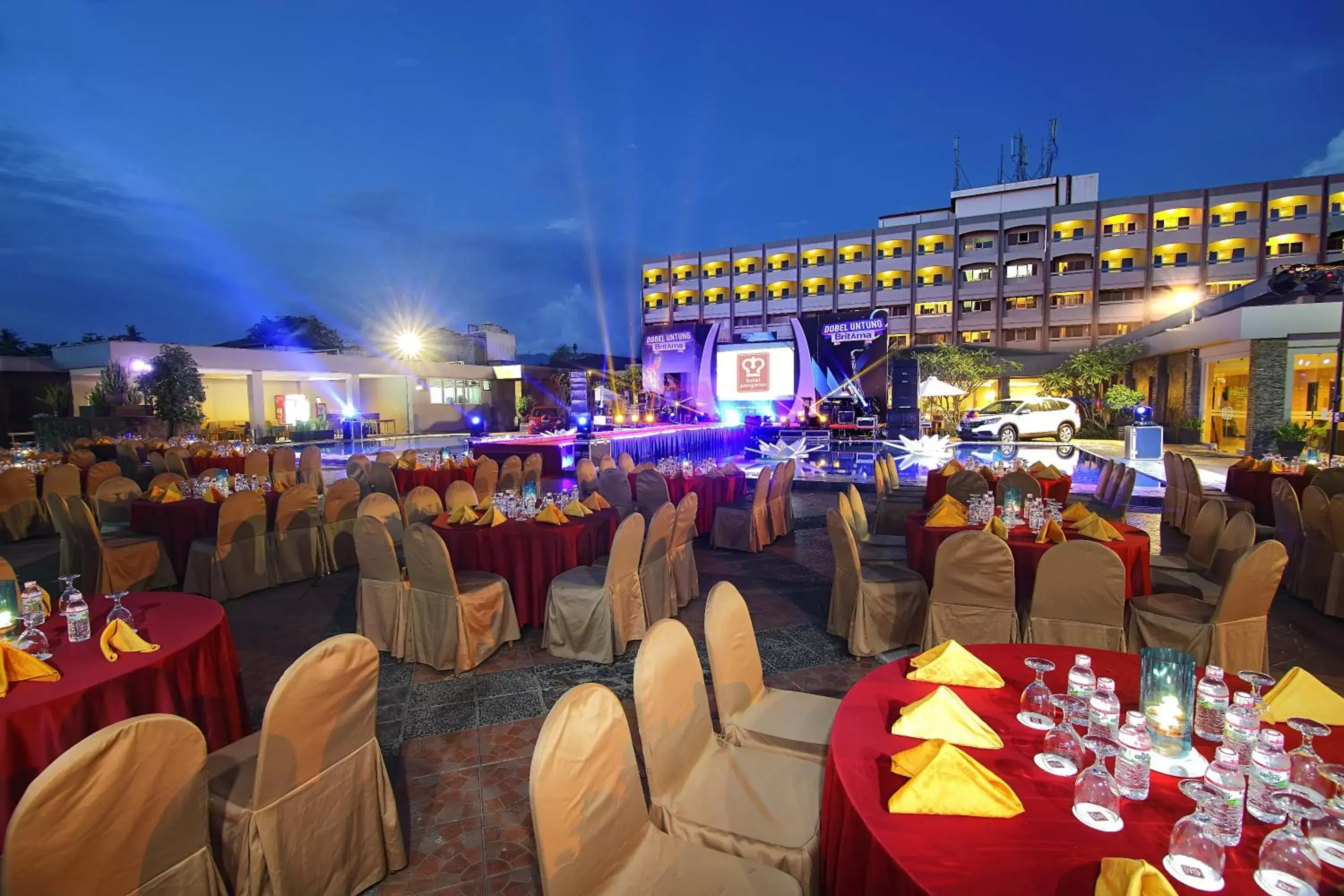 Swimming pool, Banquet Facilities in Pangeran Beach Hotel