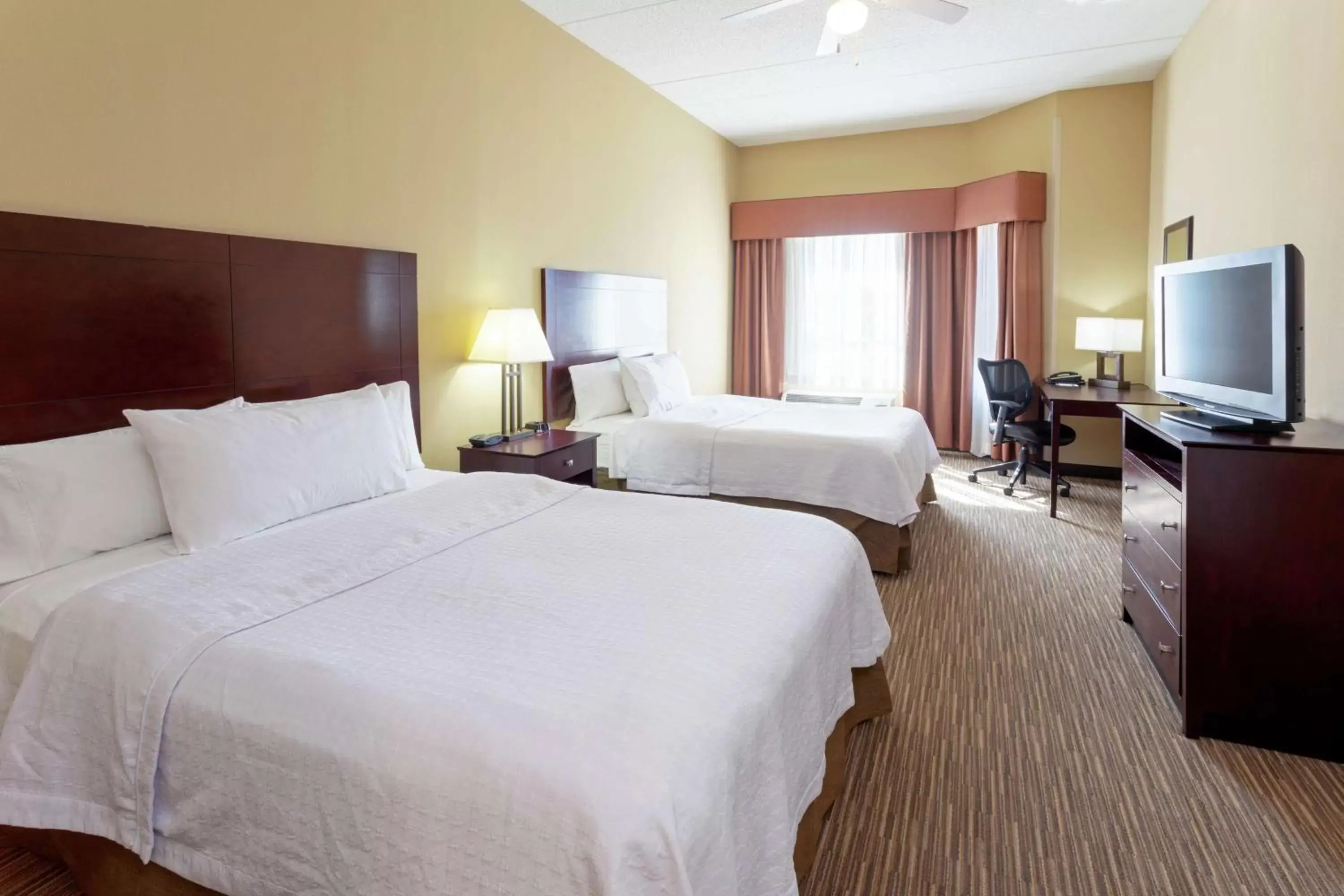 Bedroom, TV/Entertainment Center in Homewood Suites by Hilton Minneapolis - Saint Louis Park at West End