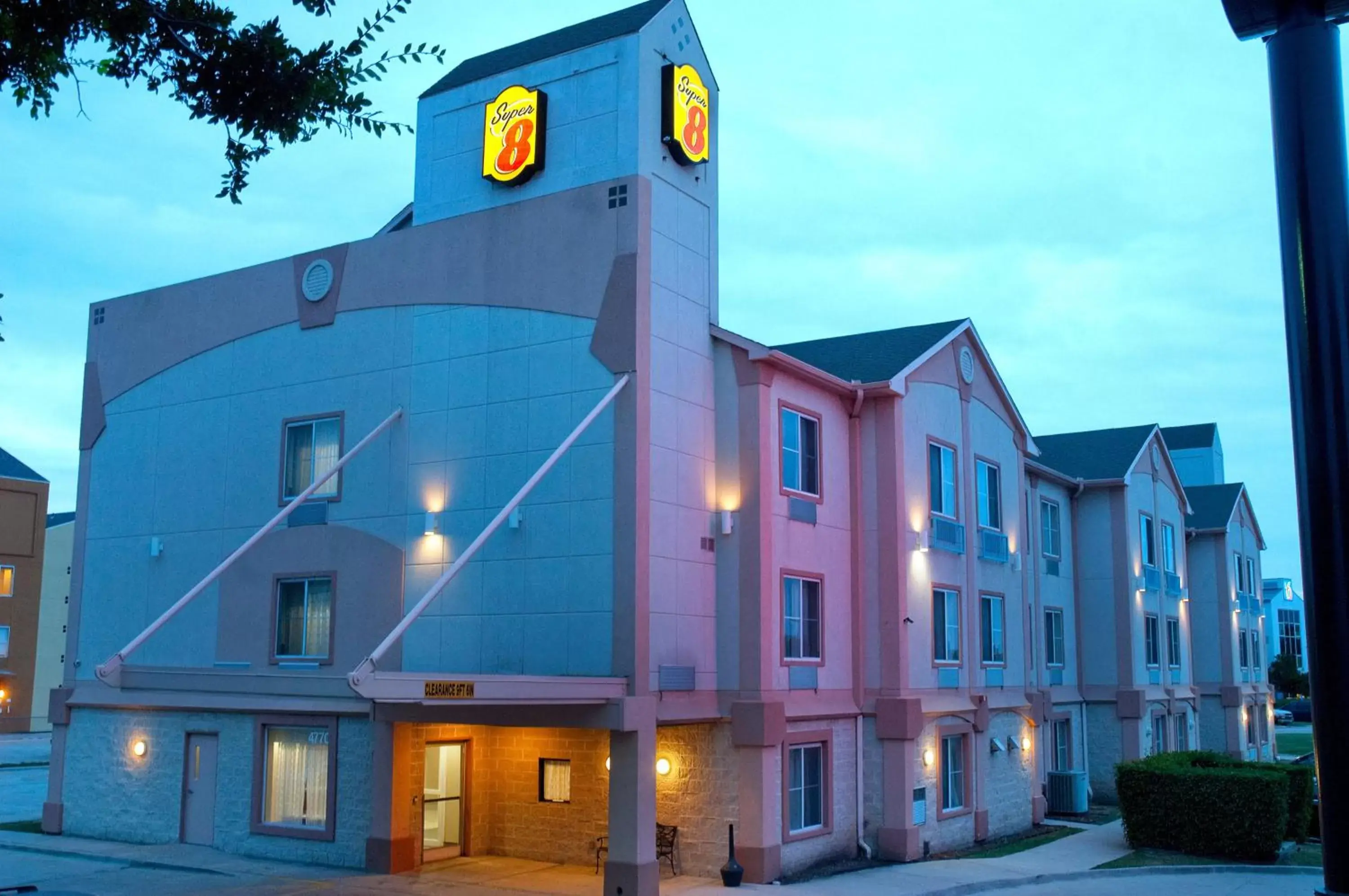 Facade/entrance in Super 8 by Wyndham Irving/DFW Apt/North Facade/entrance in Super 8 by Wyndham Irving/DFW Apt/North