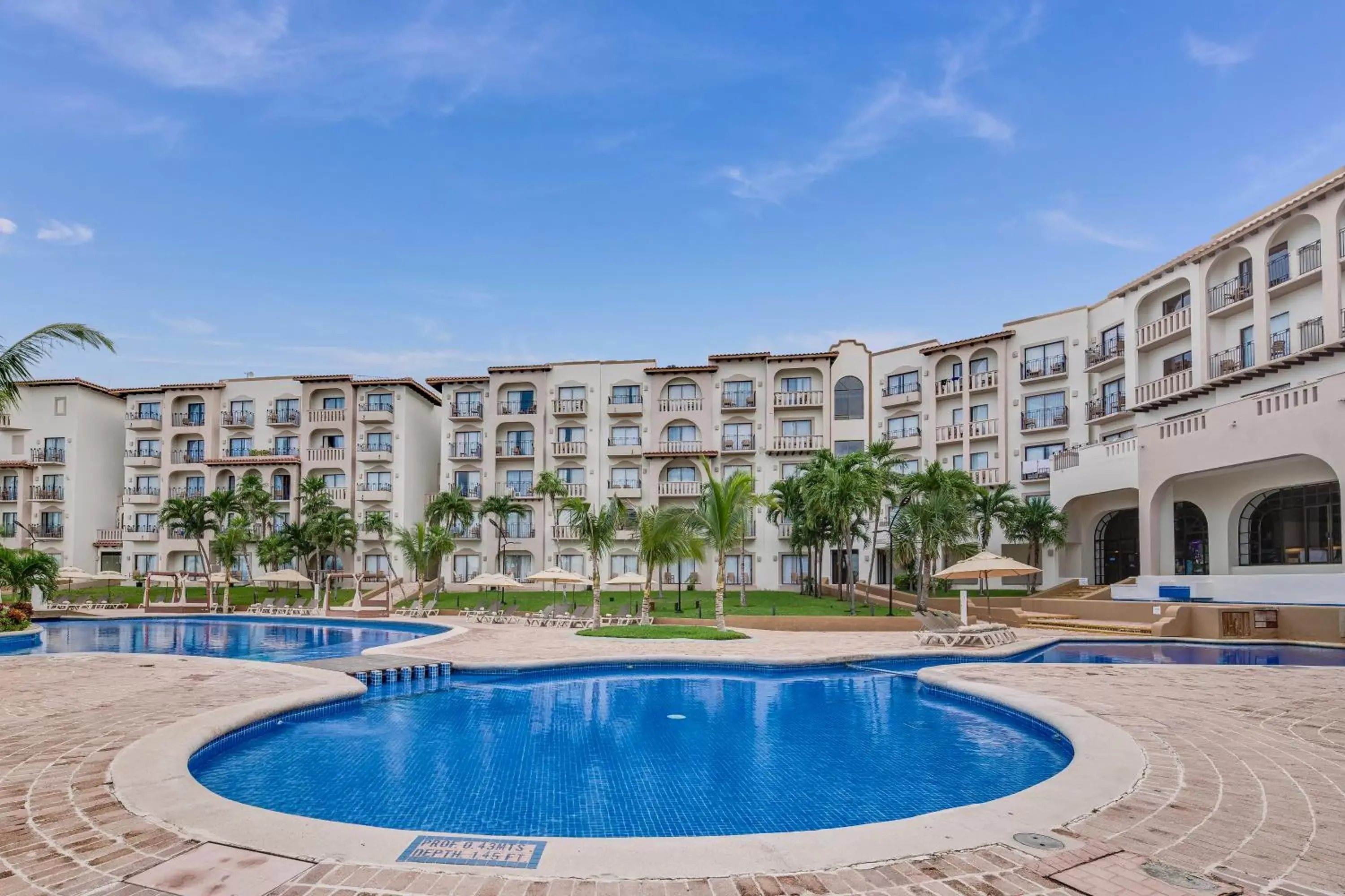 Swimming pool, Property Building in Fiesta Americana Cancun Villas