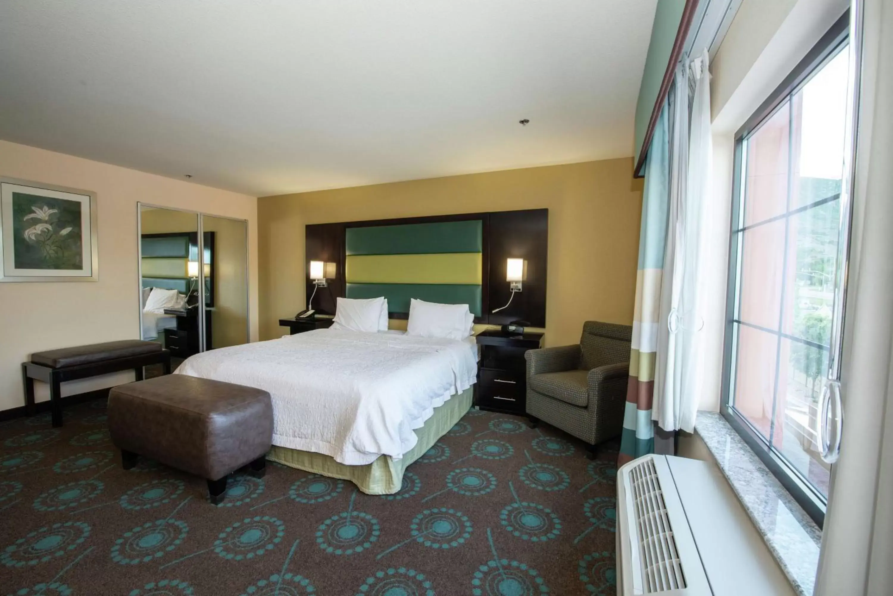 Photo of the whole room, Bed in Hampton Inn & Suites Salt Lake City/Farmington
