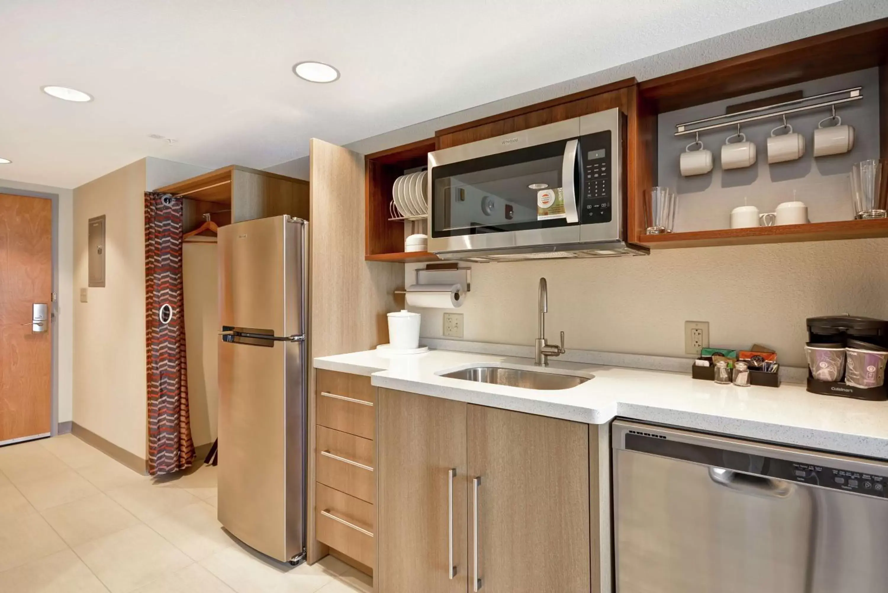 Kitchen or kitchenette, Kitchen/Kitchenette in Home2 Suites By Hilton Portland Airport