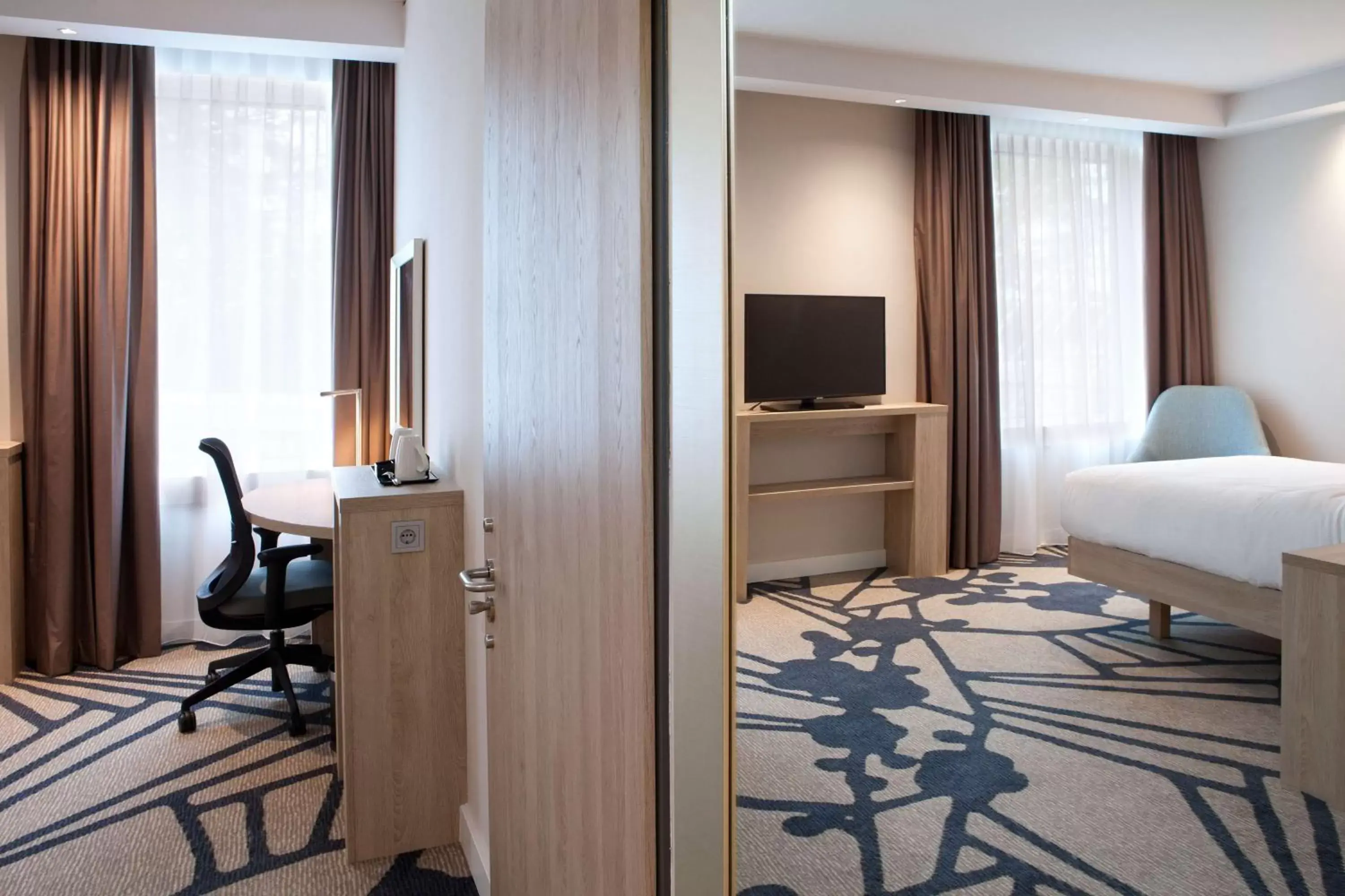 Bedroom, TV/Entertainment Center in Hampton By Hilton Munich City Center East