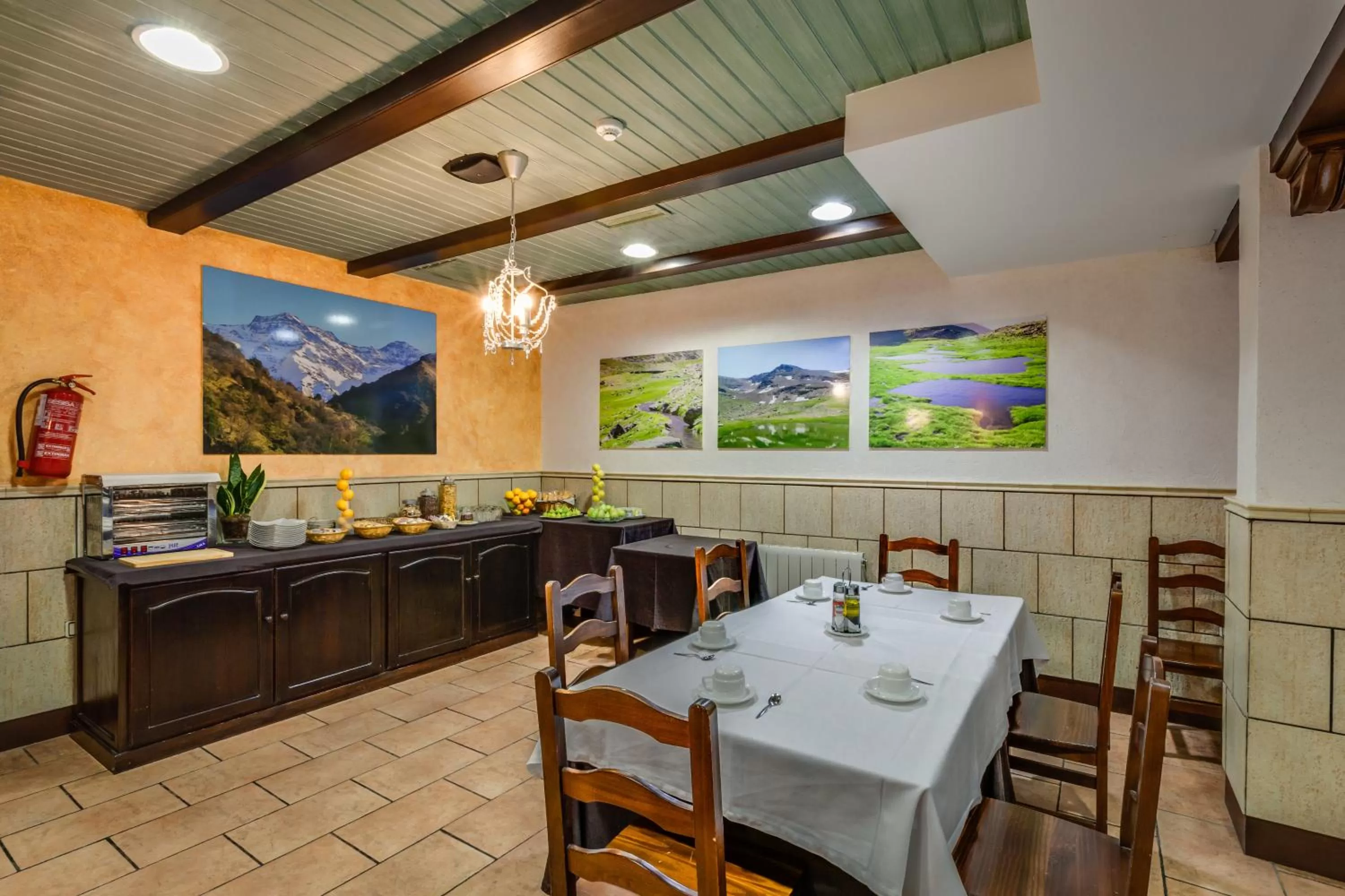 Restaurant/places to eat in Hotel Rural Huerta del Laurel